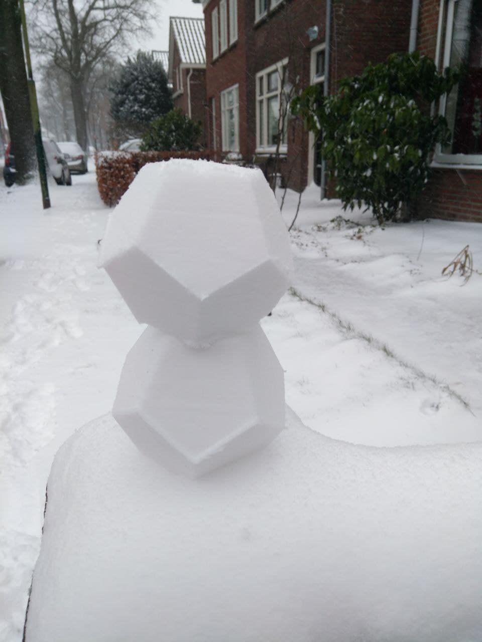 Dodecahedron snowball maker
