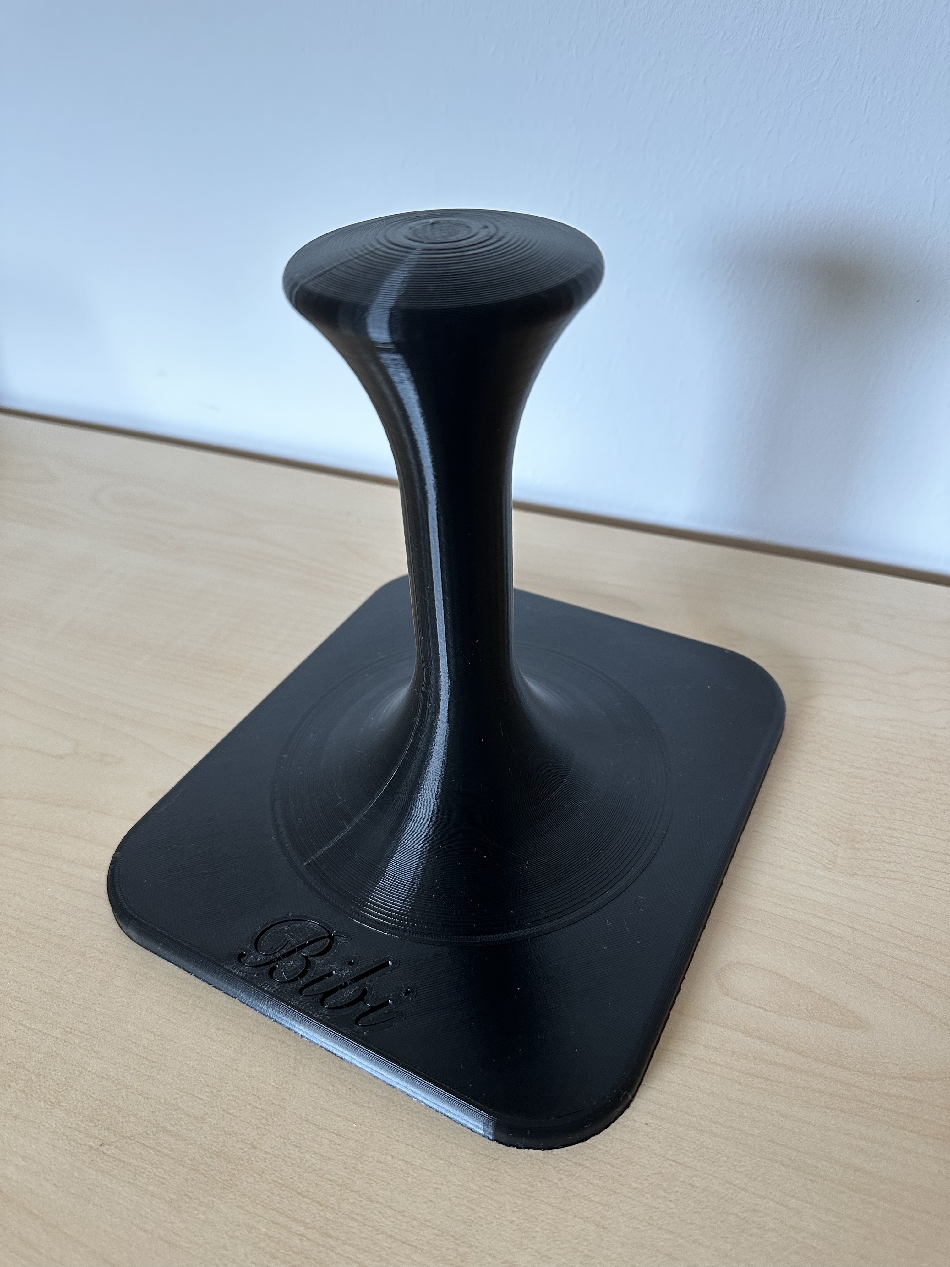 Robust and stable helmet stand