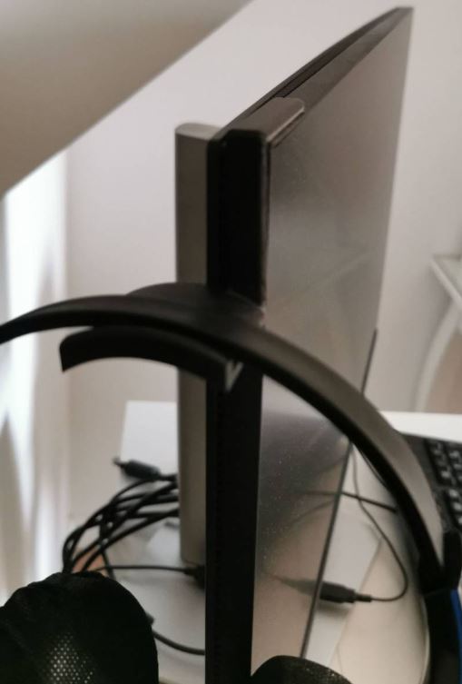 Headphone_holder_on_monitor