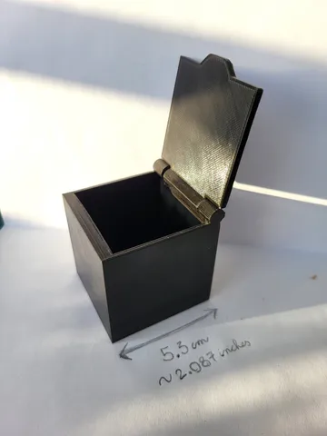 Box with hinge