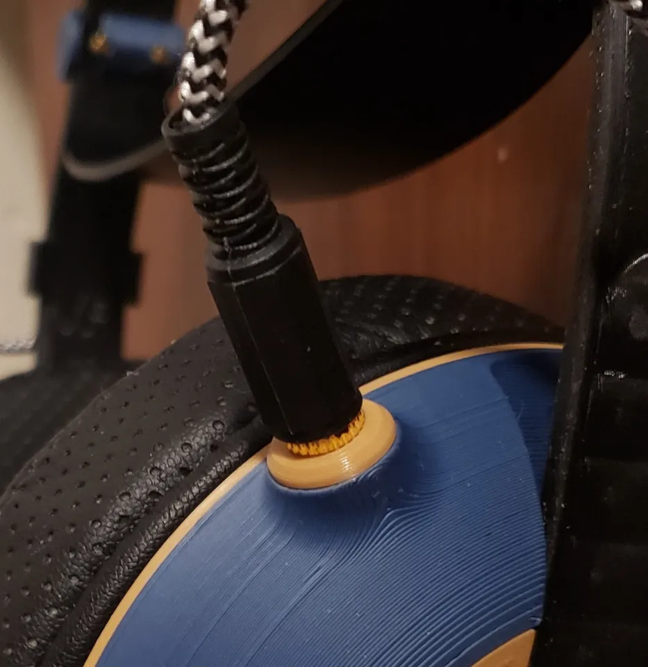 head(amame) 3.5mm jack adapter by Chris | Download free STL model ...