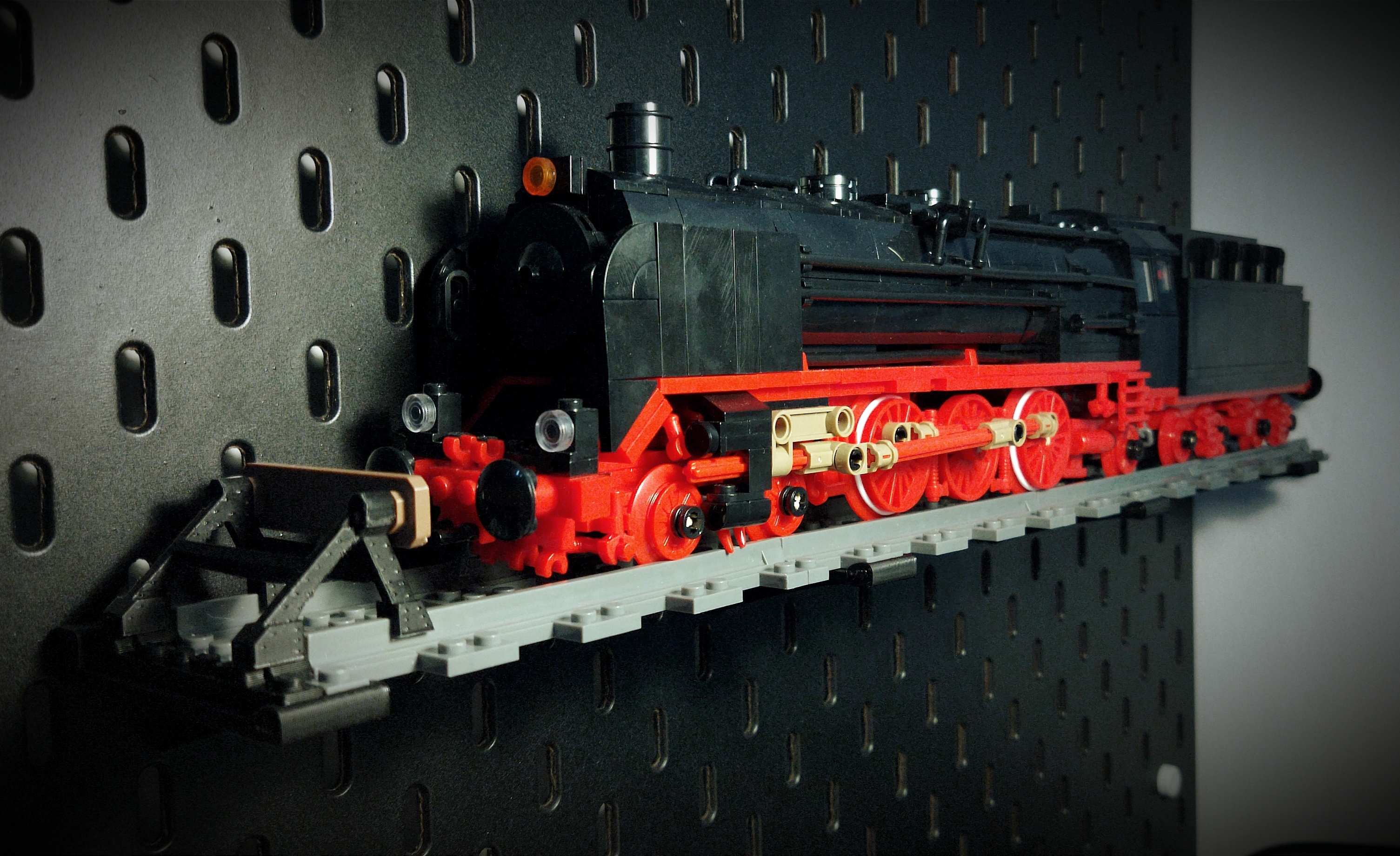 Skadis Lego train track mount