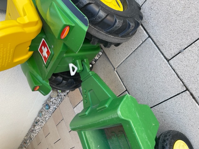 Trailer bolt for kids tractor