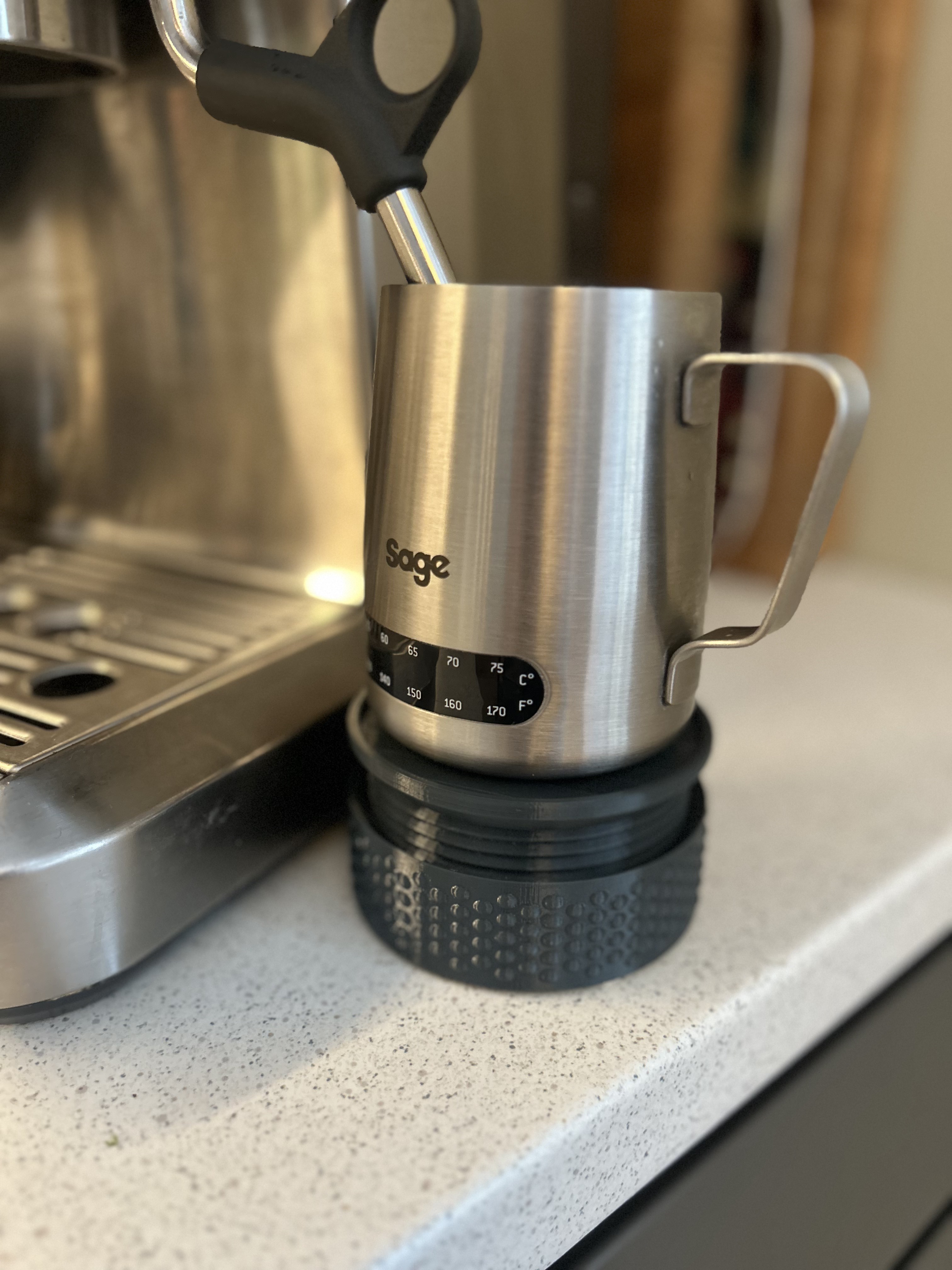 Sage milk jug adjustabel stand