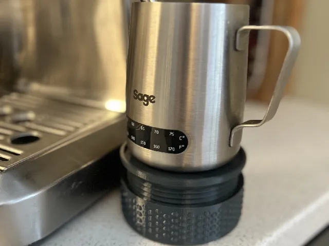 Sage milk jug adjustabel stand