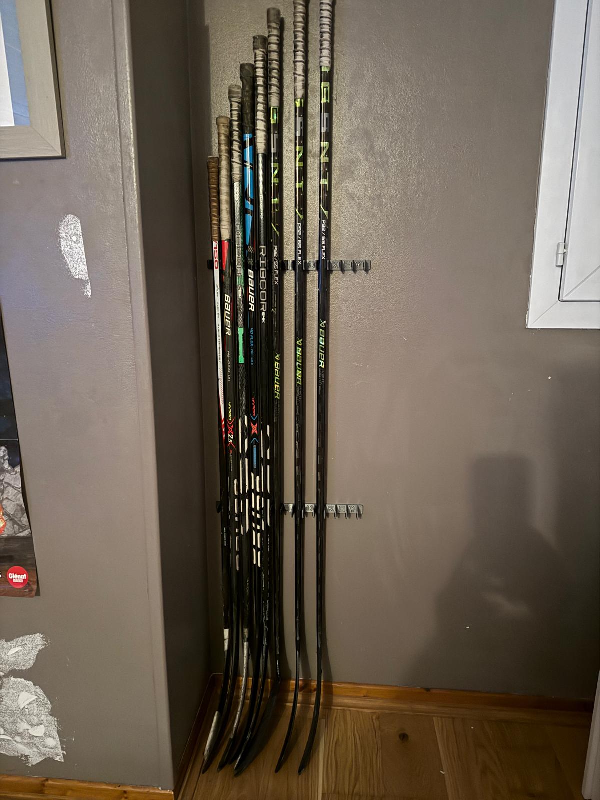 Hockey stick wall mount / Support mural de crosses de hockey