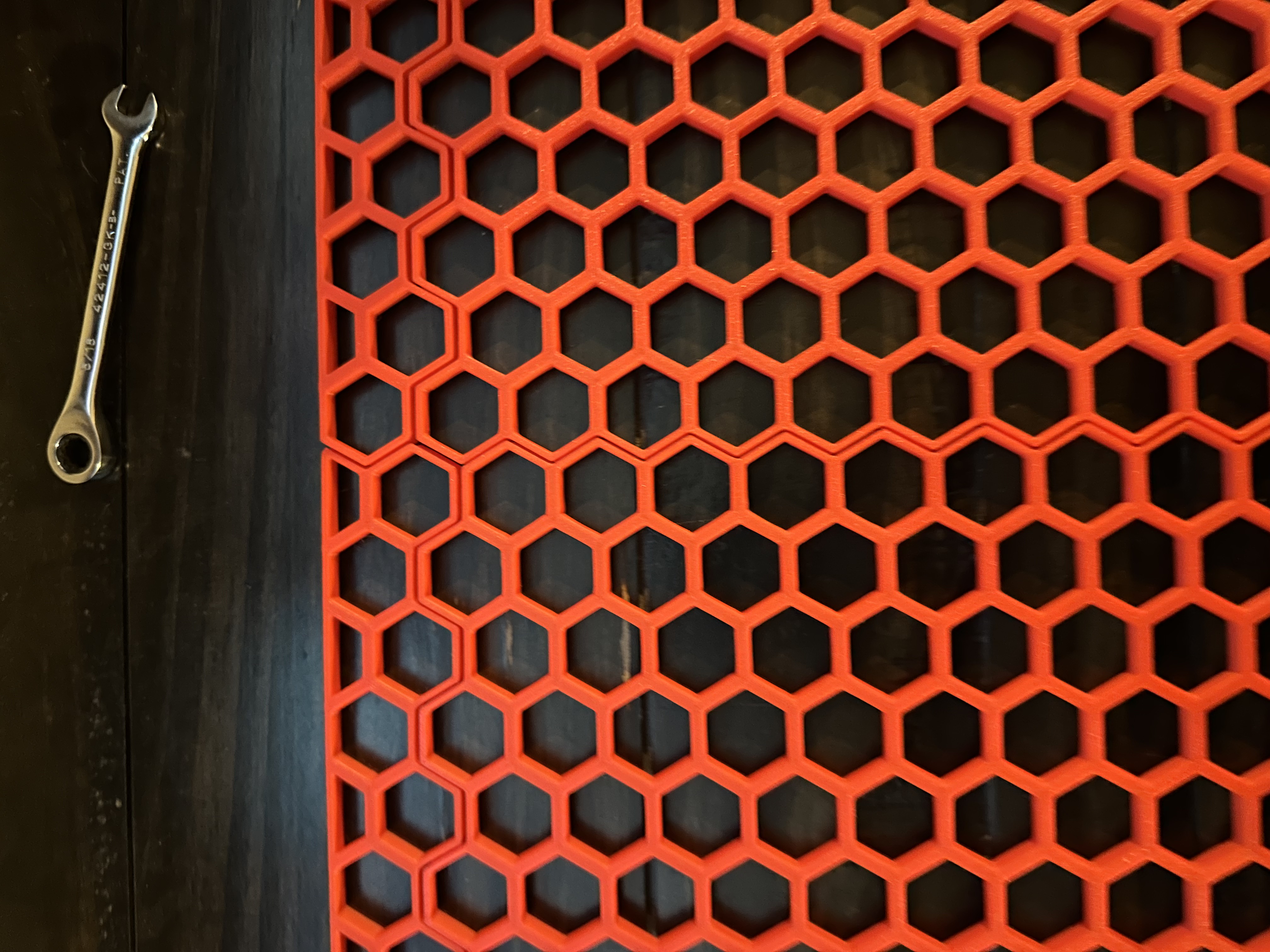 honeycomb-wall-large-panel-format-edge-corners-by-christian-long