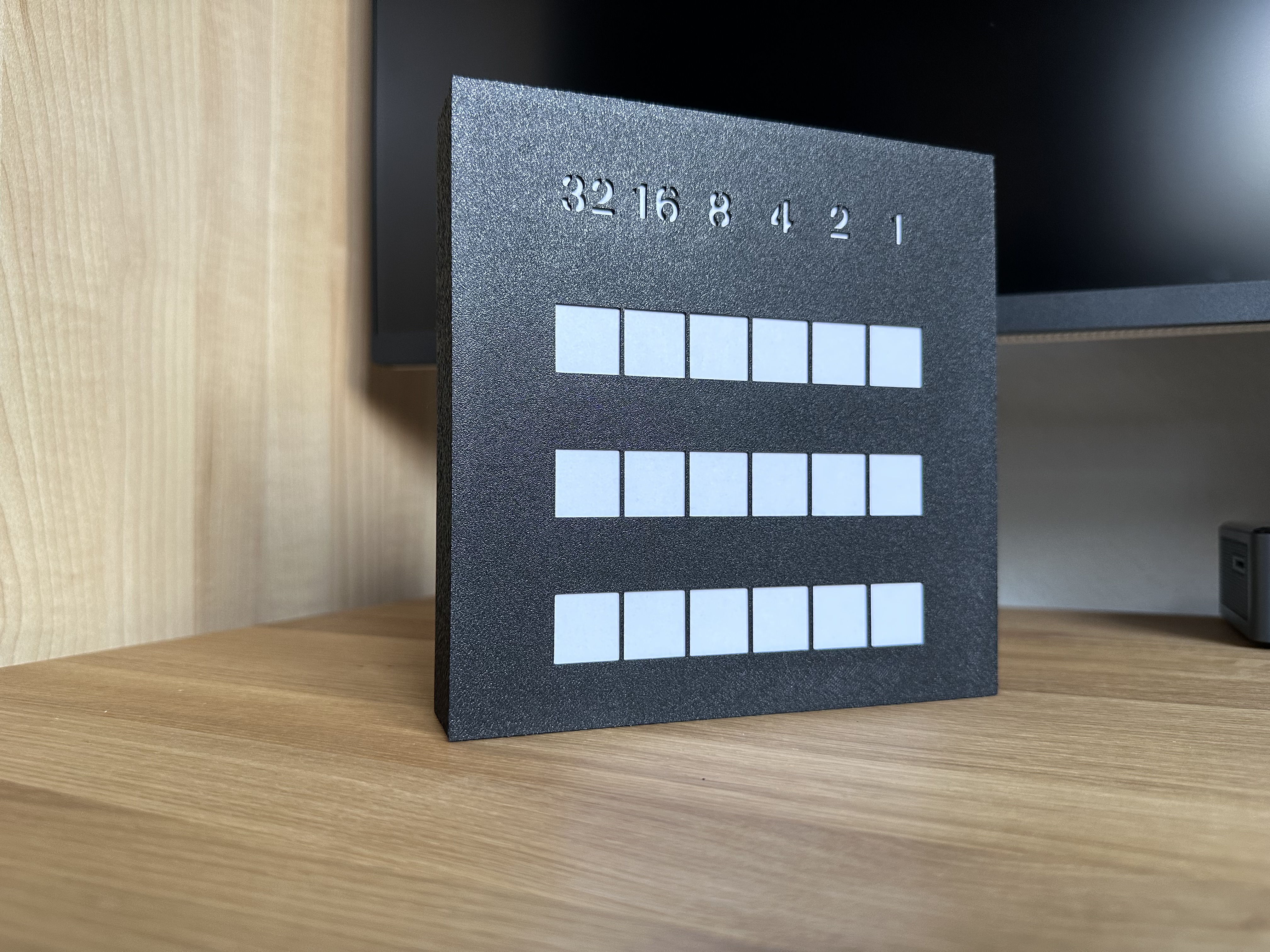 Miniatura 6 do modelo 3D Binary Matrix Clock