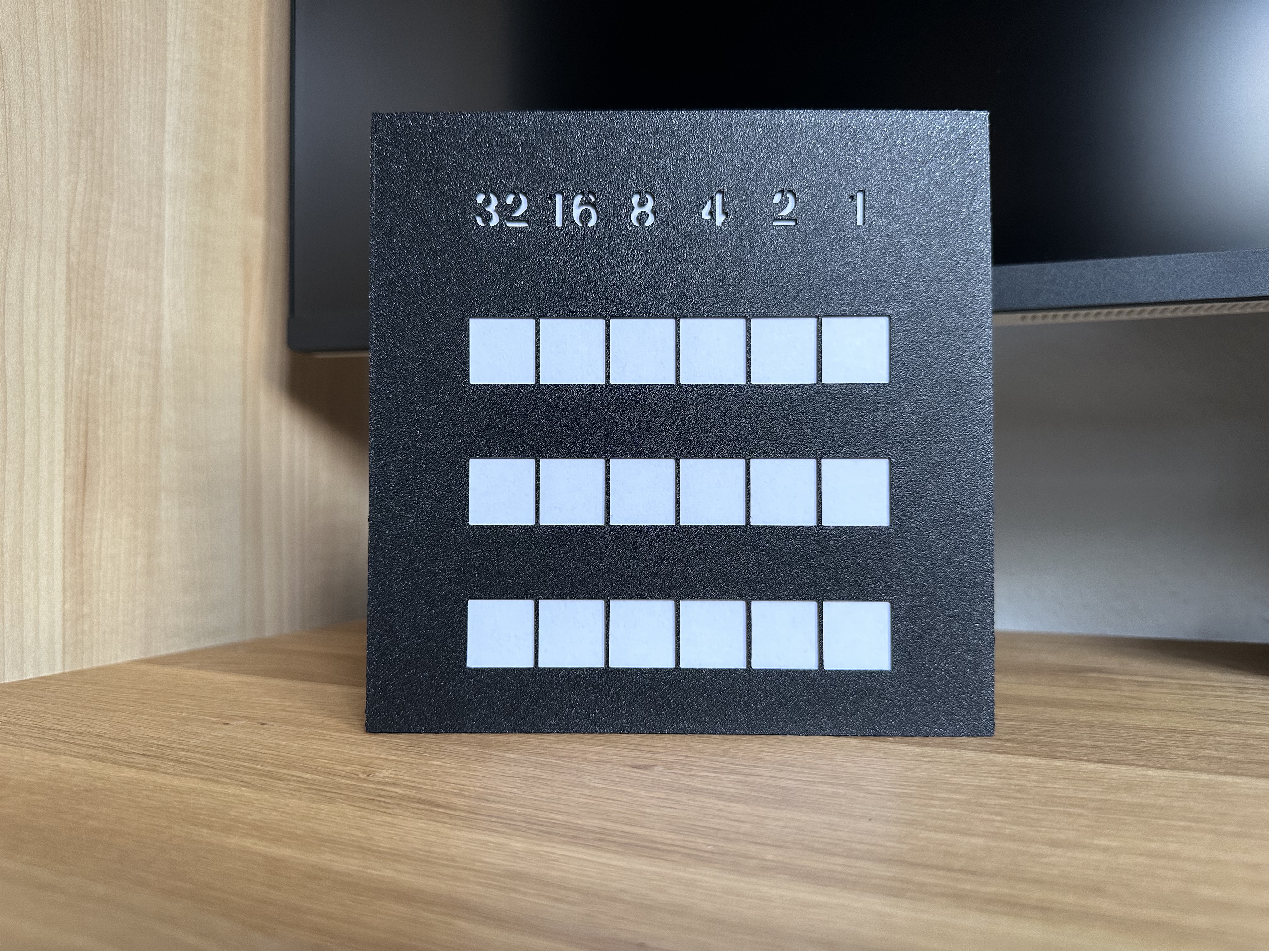 Miniatura 4 do modelo 3D Binary Matrix Clock