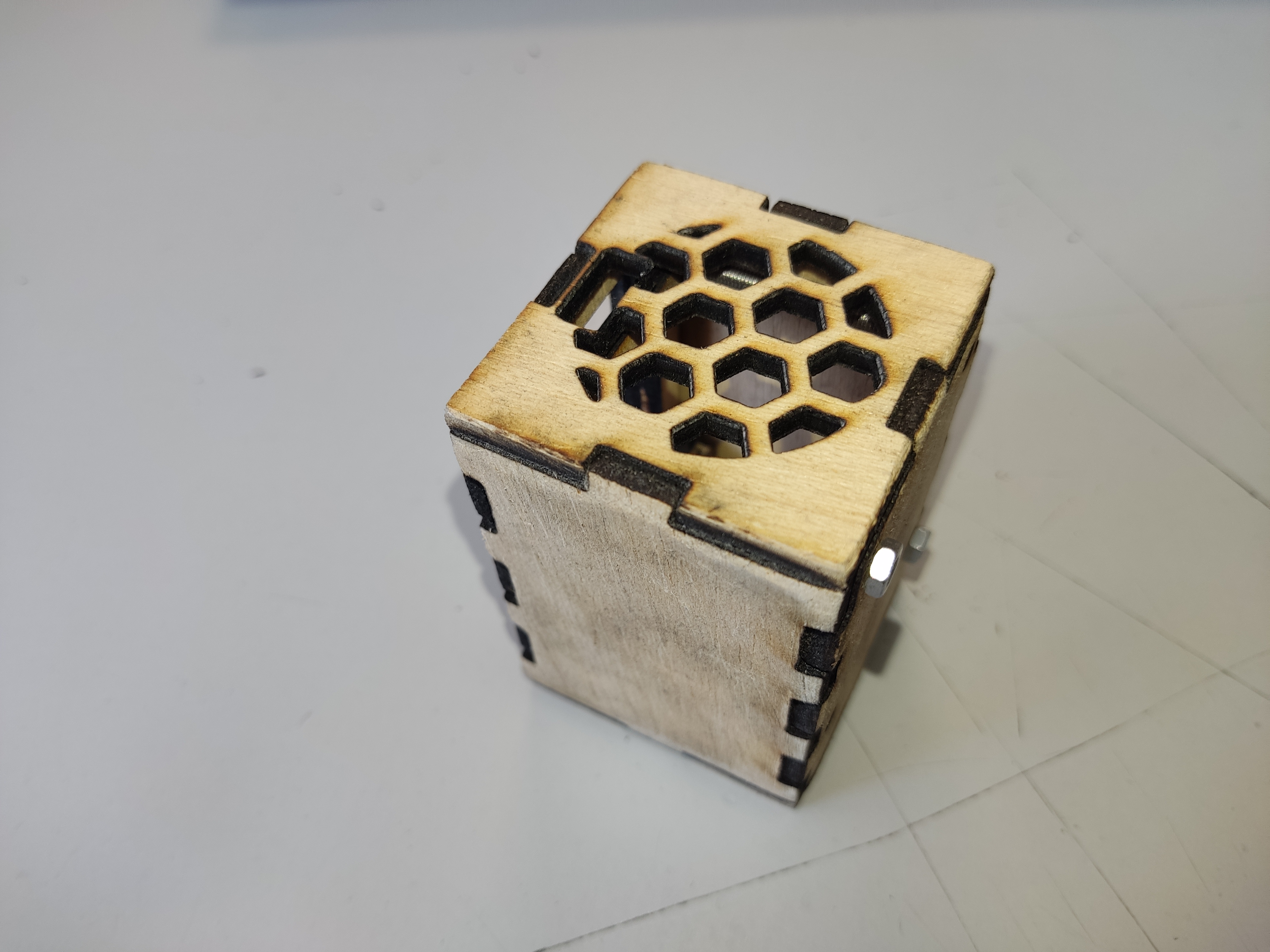 Carcasa para NerdMiner V2 hecha con CNC laser.