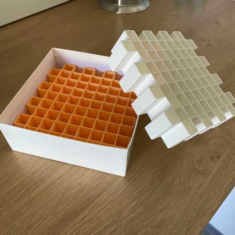 2pcs Small Size Freezer Storage Boxes With Grid Dividers