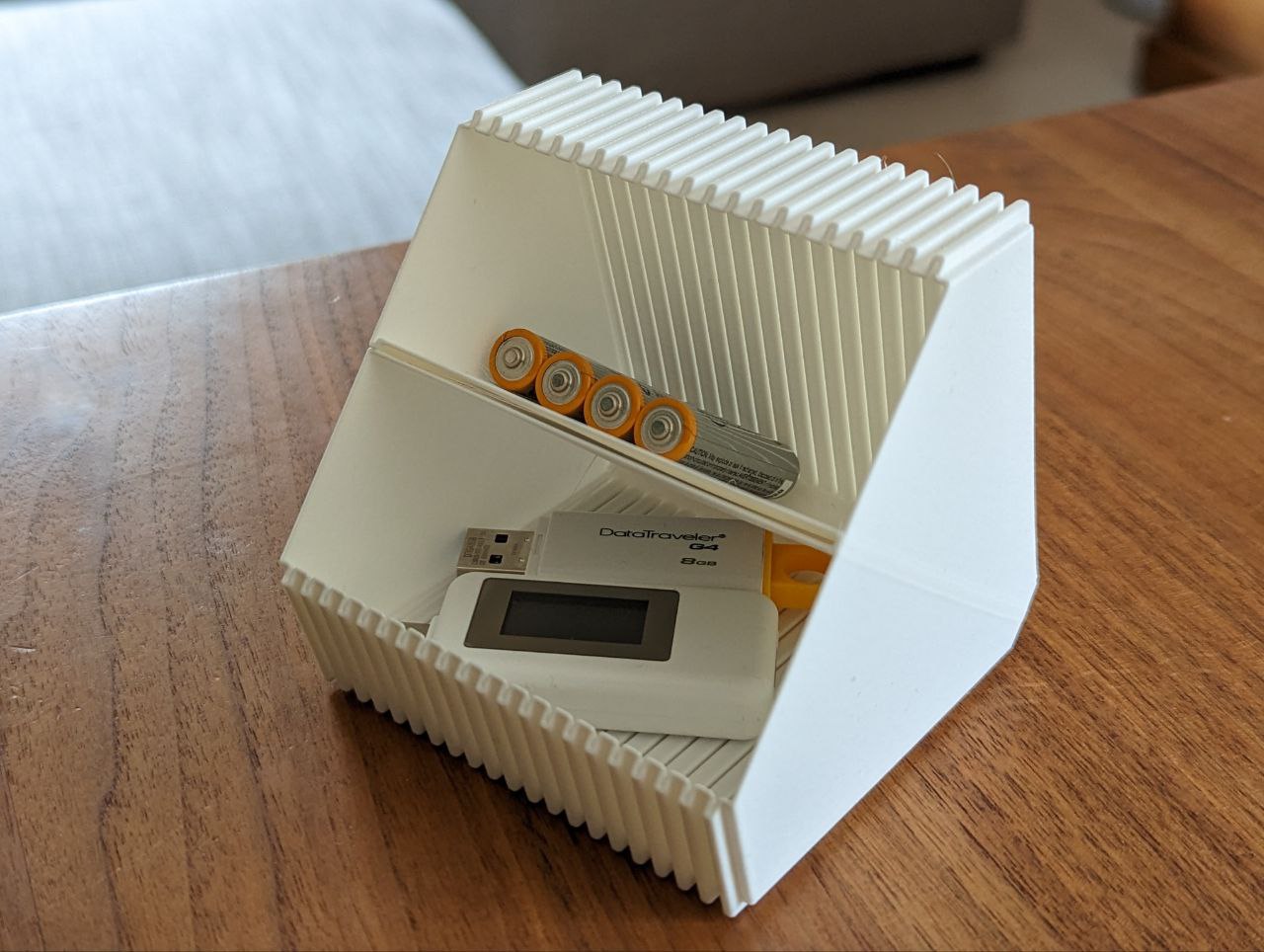 Olivetti-style vase mode organizer