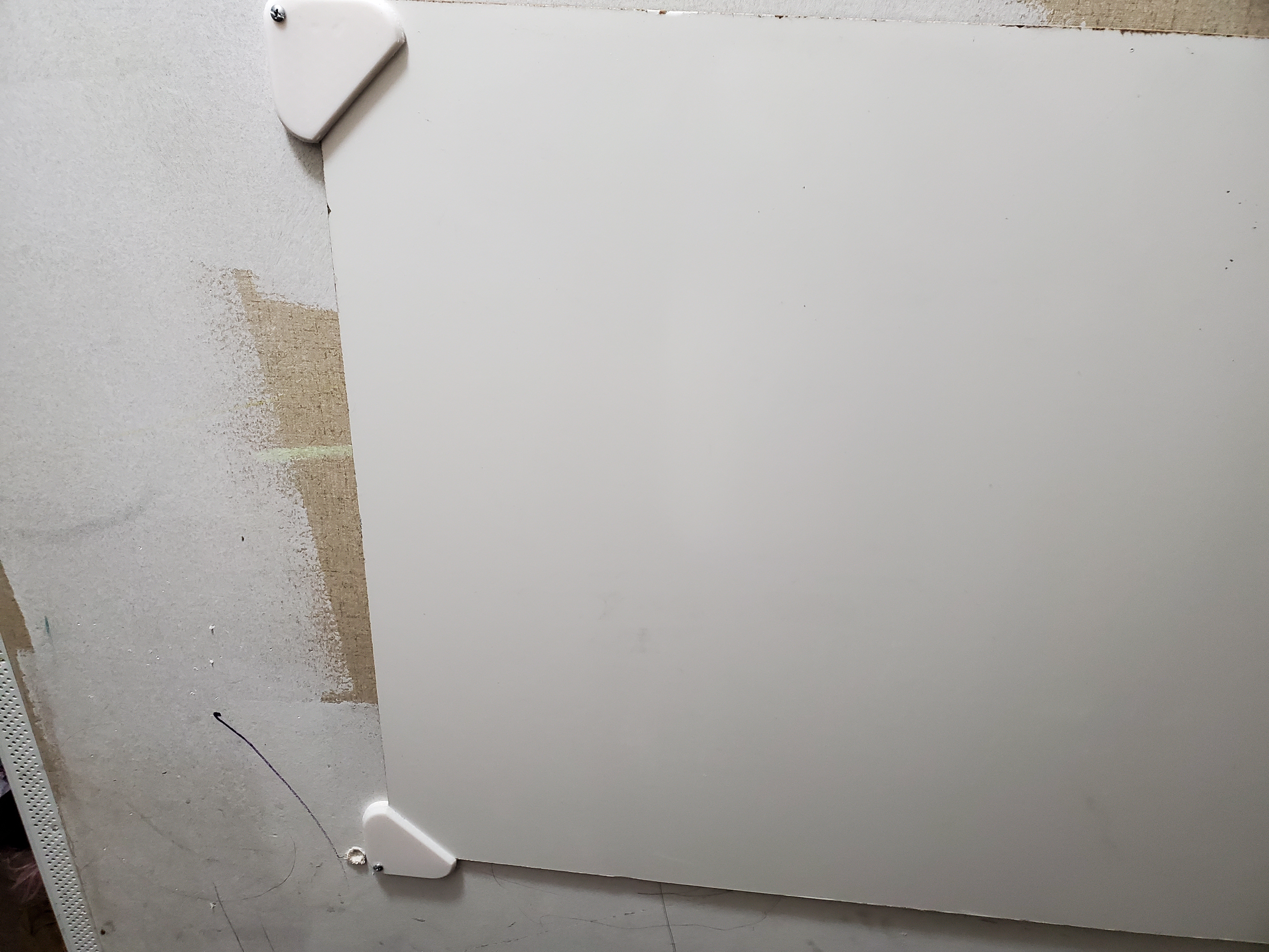 Corner Bracket for reversible whiteboard
