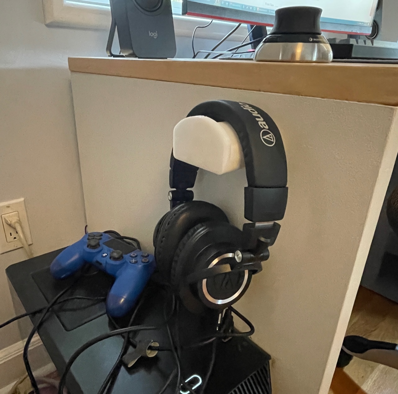 Seamless Headphone holder