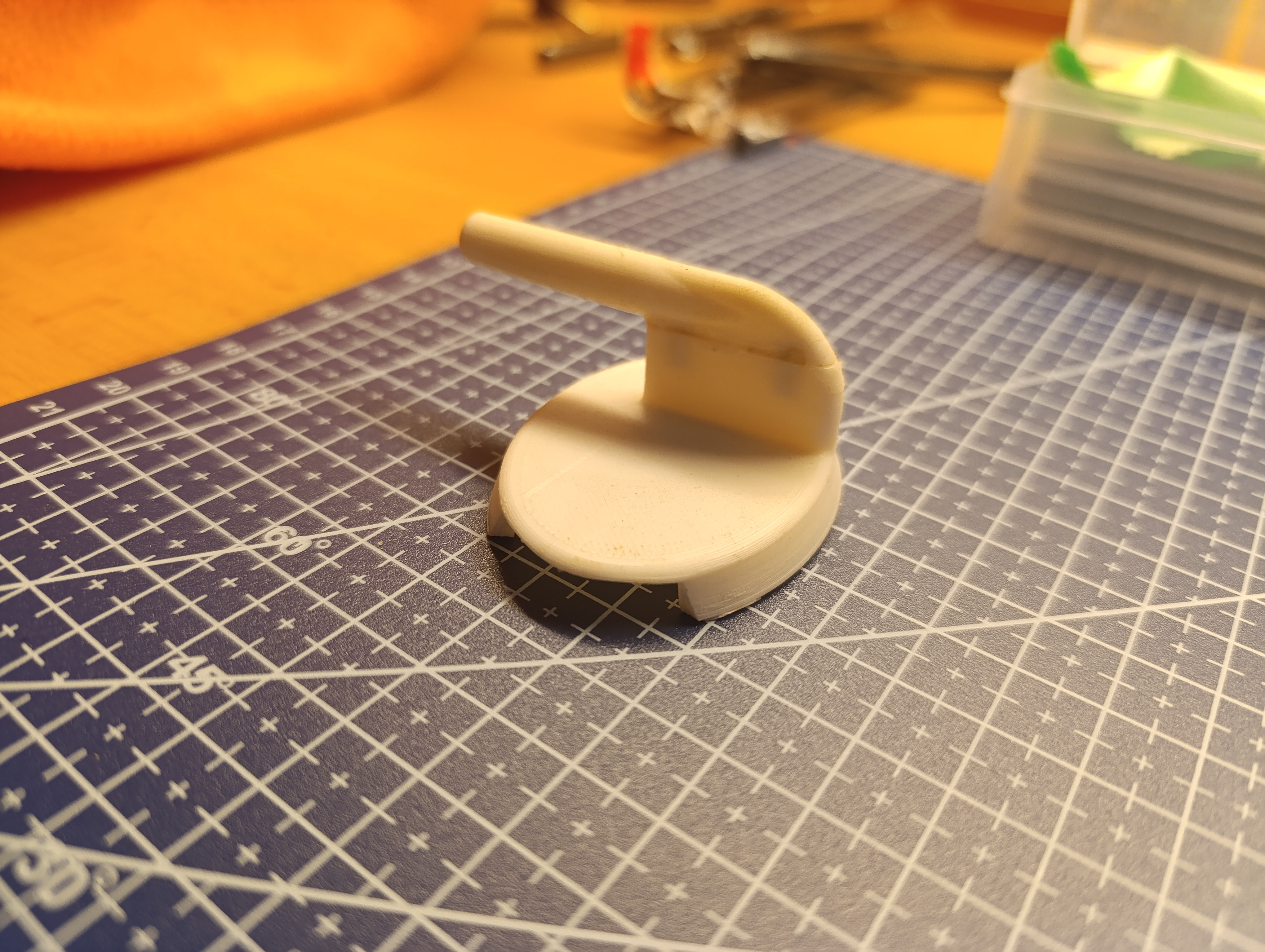 Držák záchodového prkénka / Toilet seat holder
