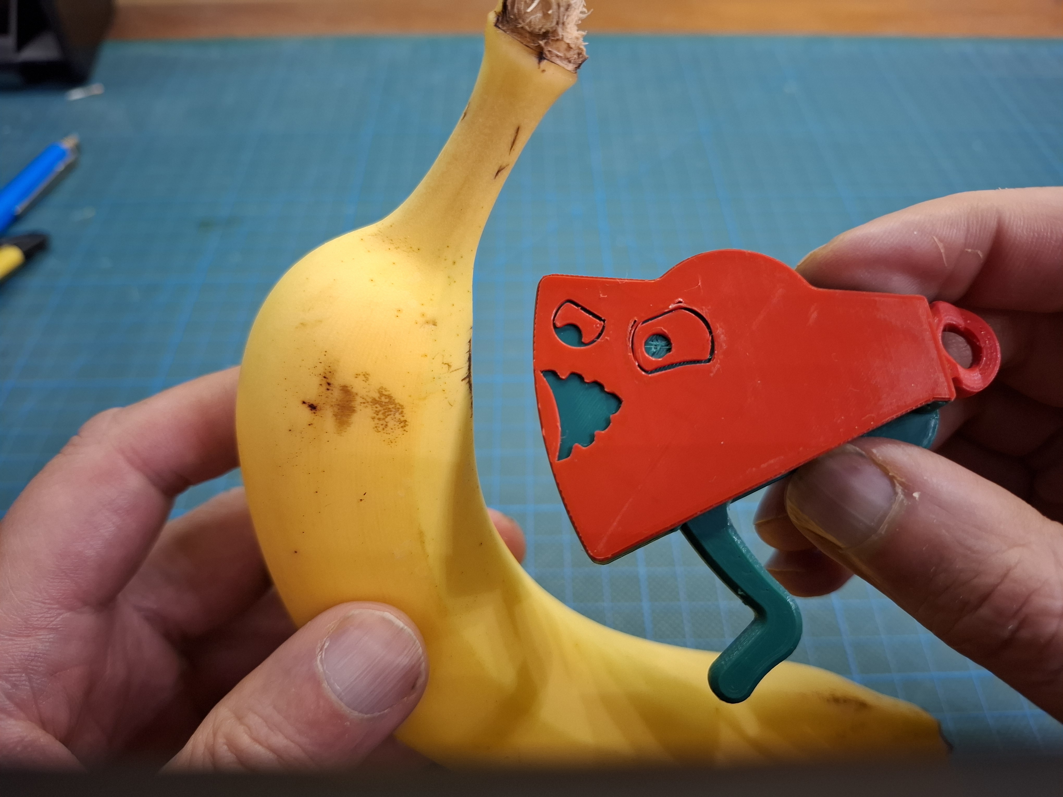 Banana Piranha - A tool for opening bananas