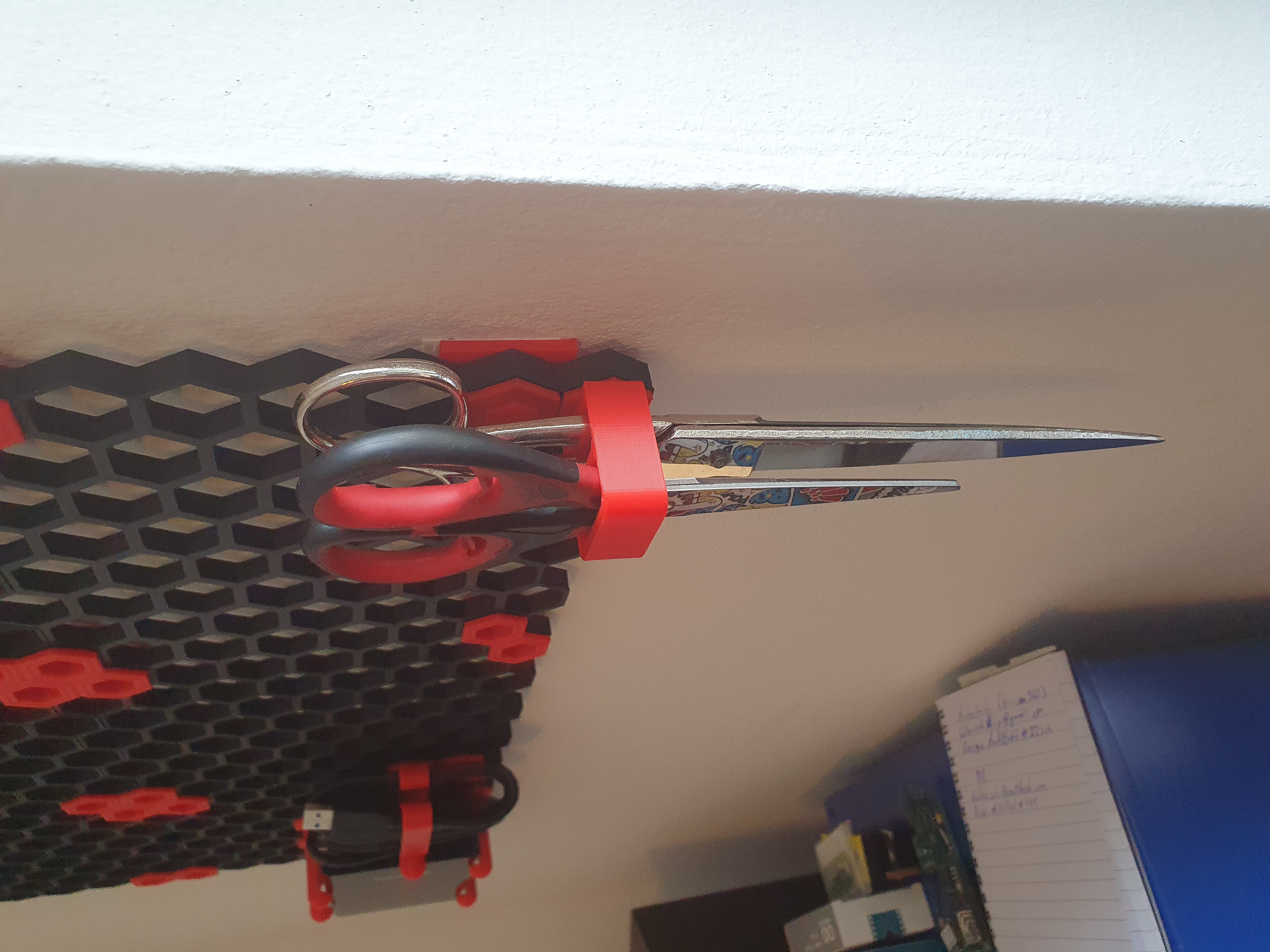 Scissor Holder for Honeycomb Storage Wall