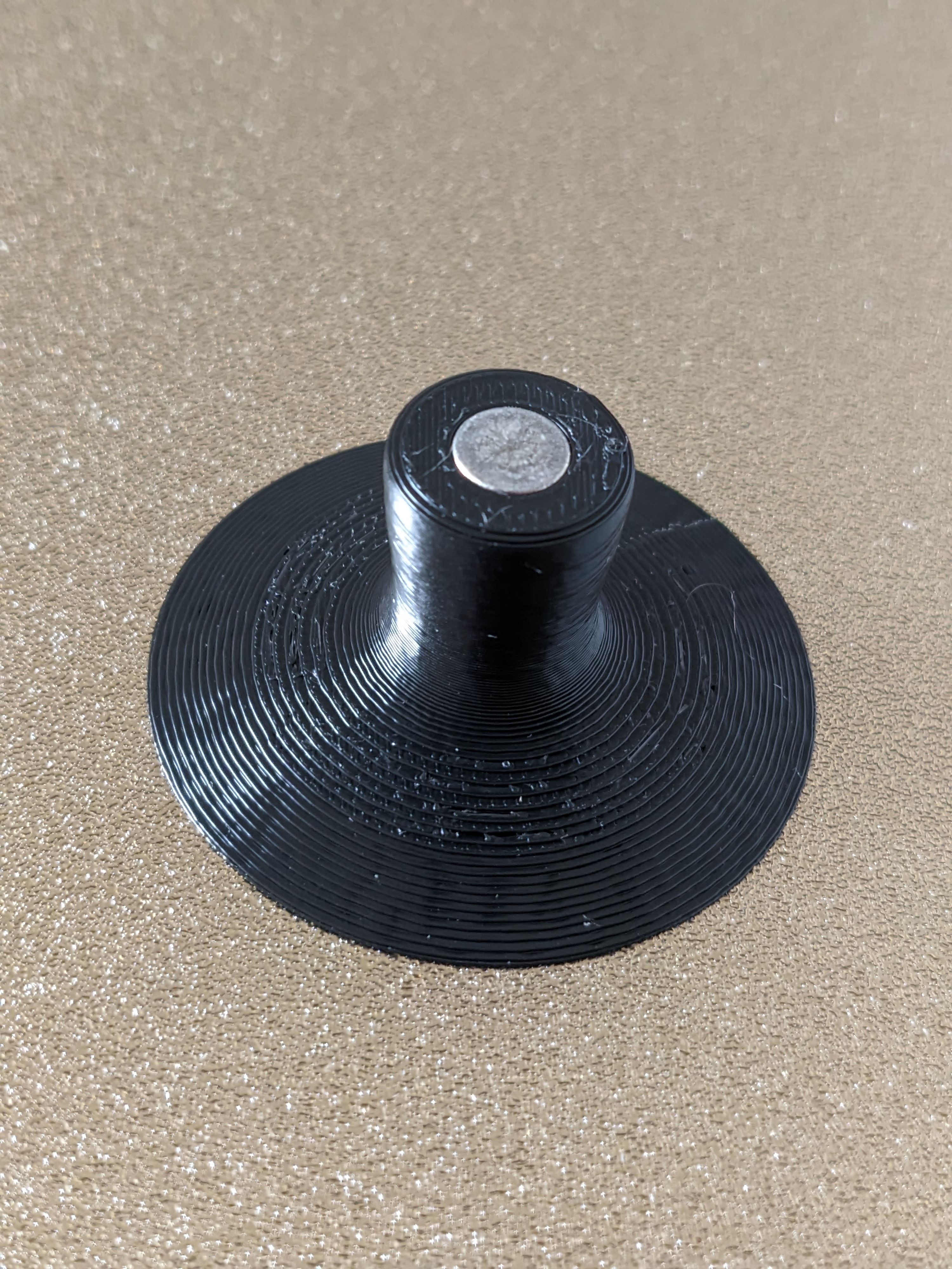 Round scraper with magnet.