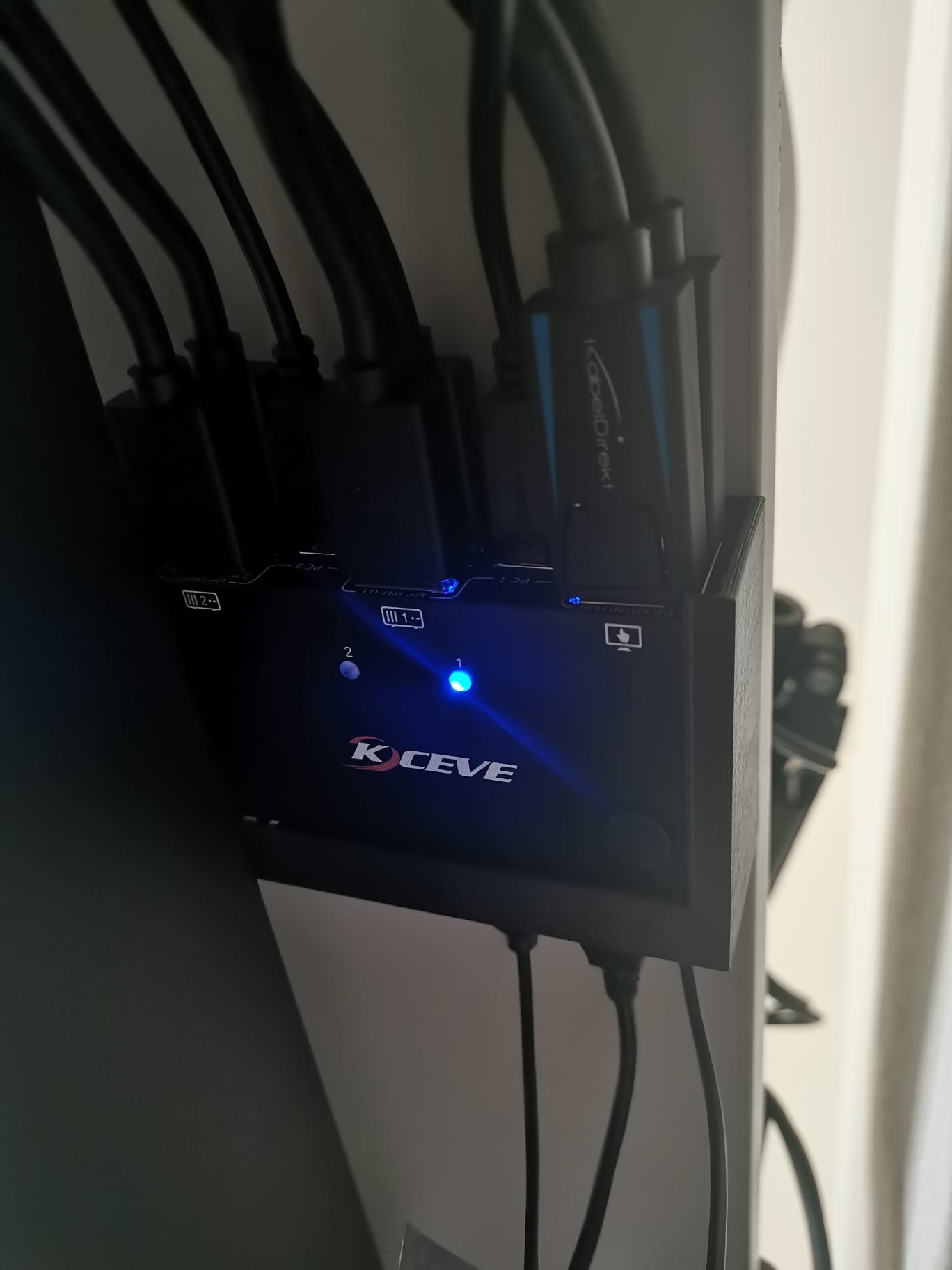 KVM switch mount by KIL0 Download free STL model