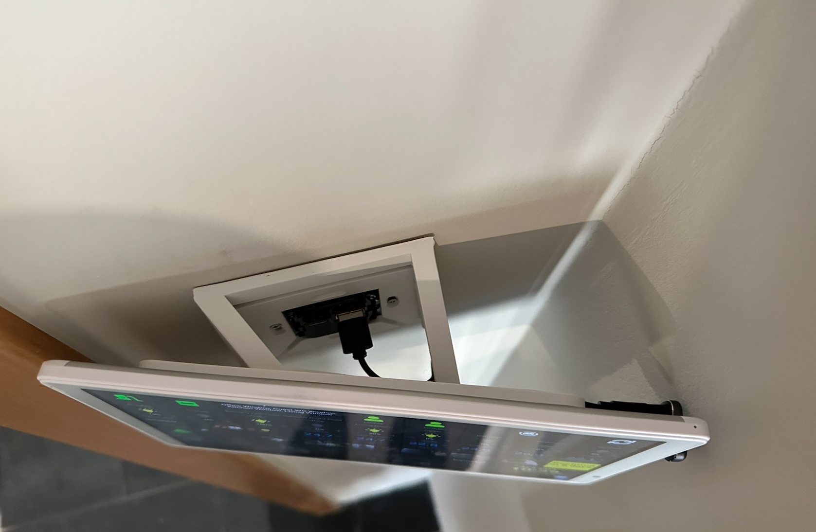 Miniatura 2 do modelo 3D Angled adapter for floating tablet wall mount