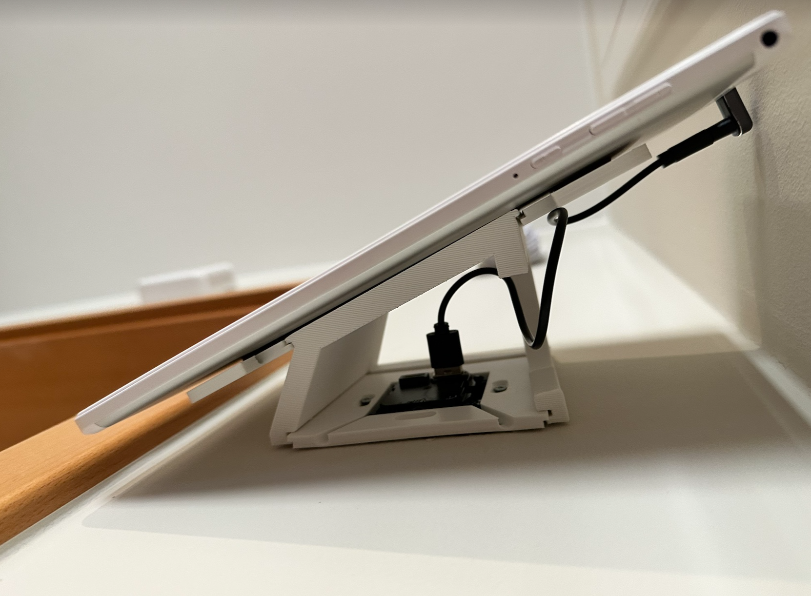 Miniatura 3 do modelo 3D Angled adapter for floating tablet wall mount