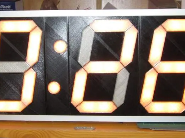 Digital-Uhr (mit Scoreboard / Luftfeuchte und Temperatur)