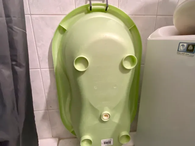 Baby bathtub hook