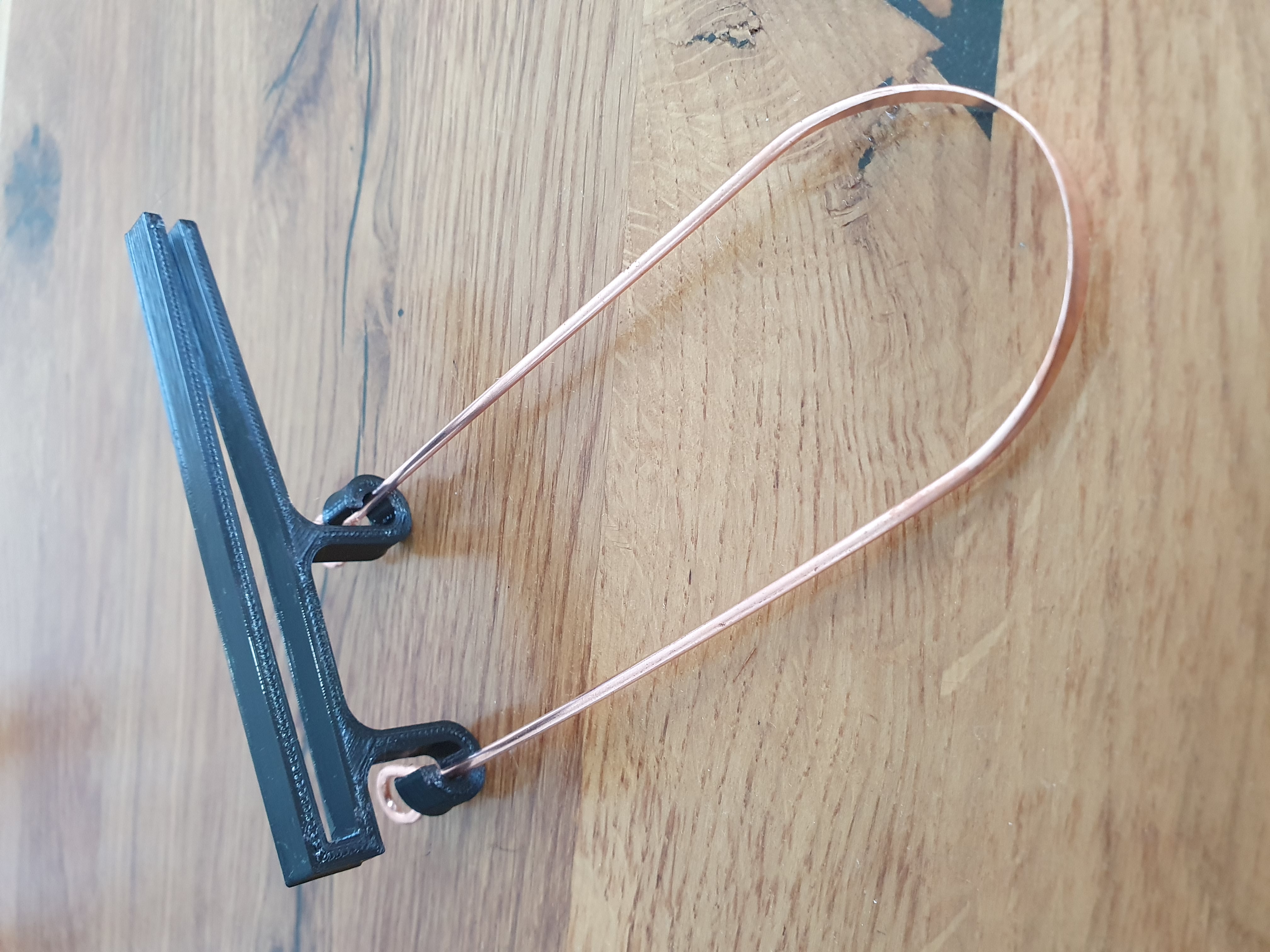 Hygienic tongue scraper holder