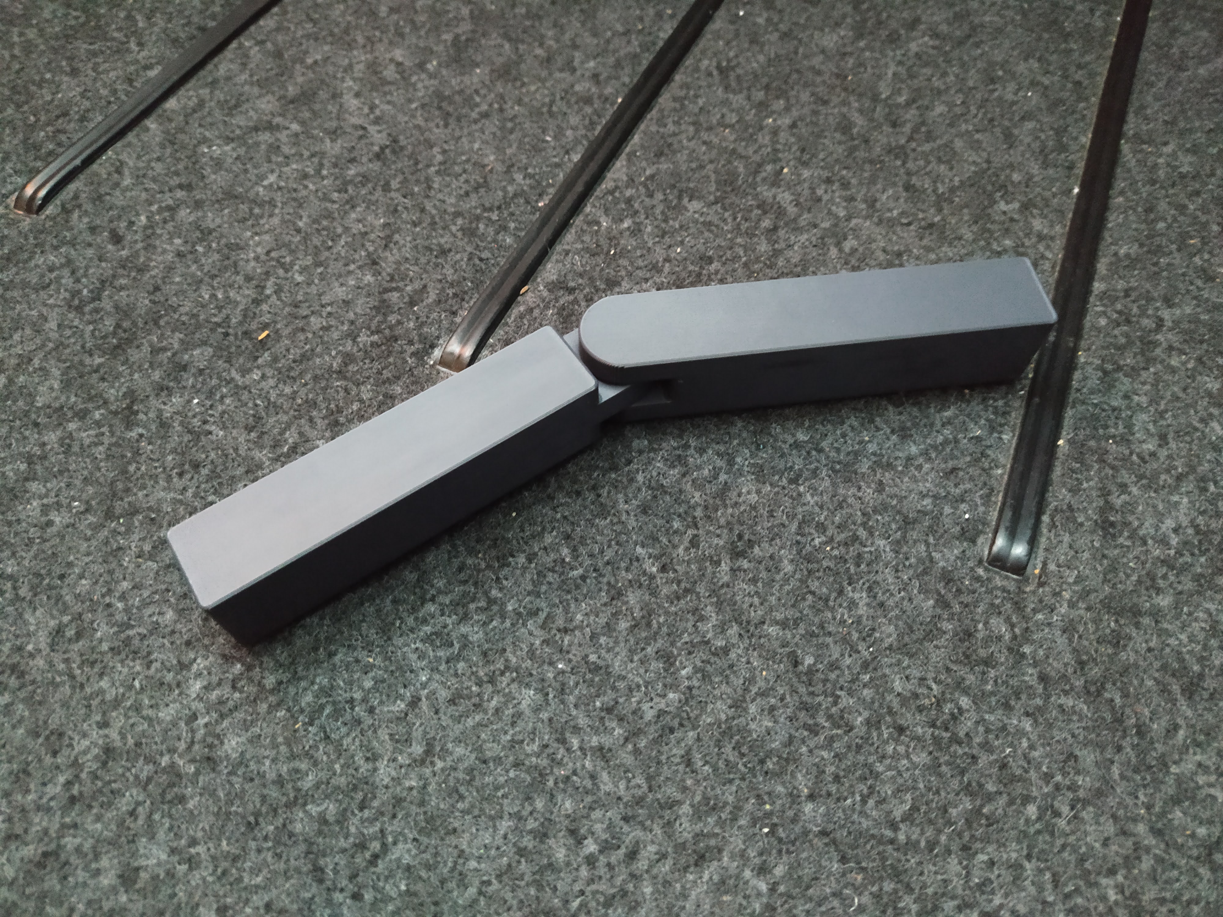 Fixing element for car trunk / Fixační prvek do kufru auta