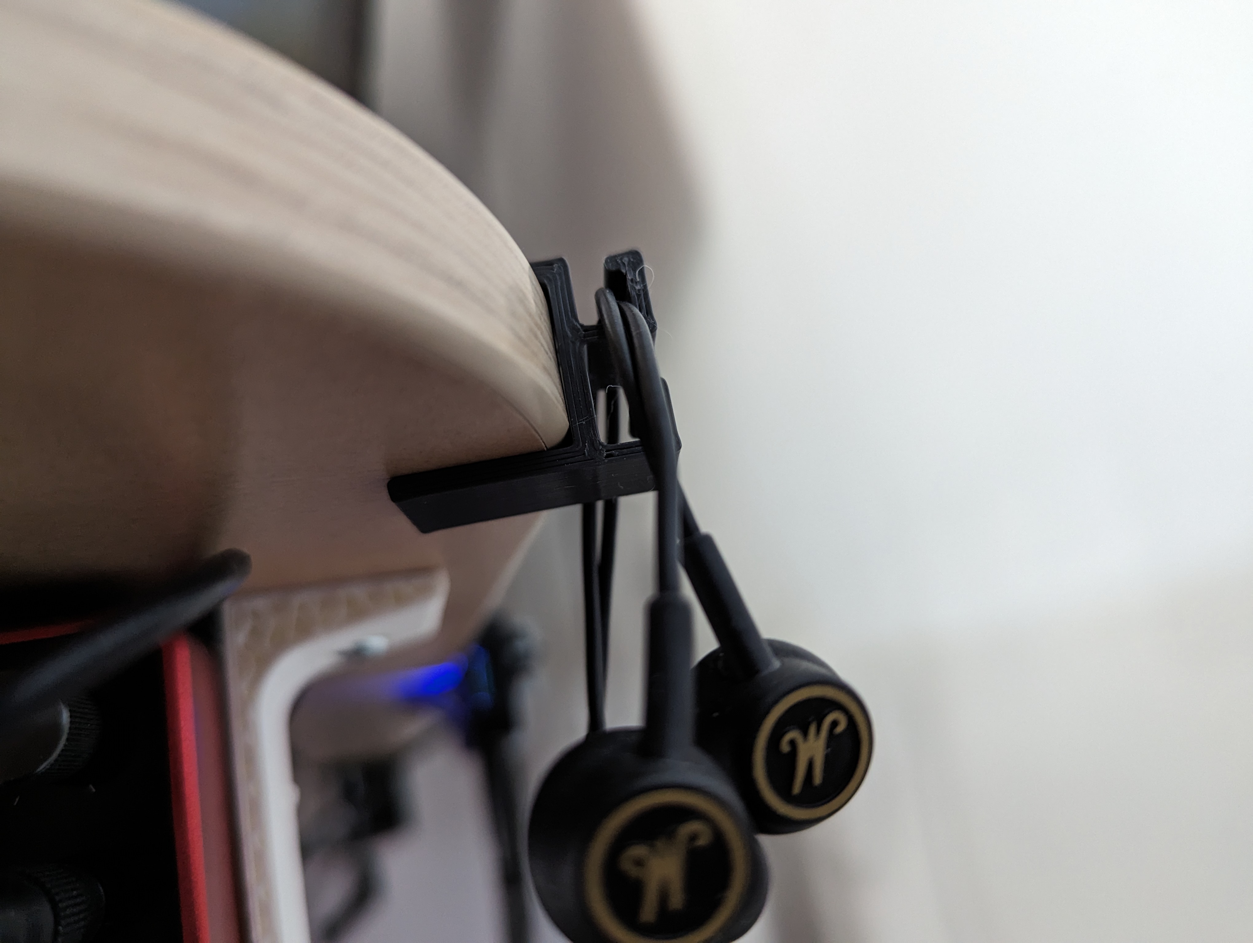 Minimal side desk cable clamp