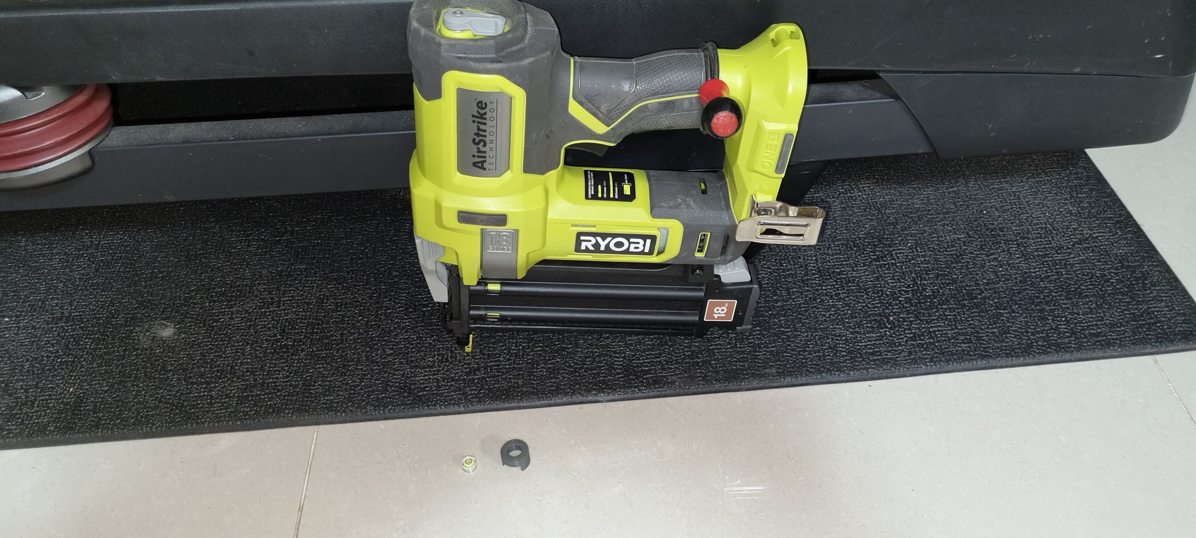 Miniatura 3 do modelo 3D Ryobi Brad Nailer Bubble Level Mount