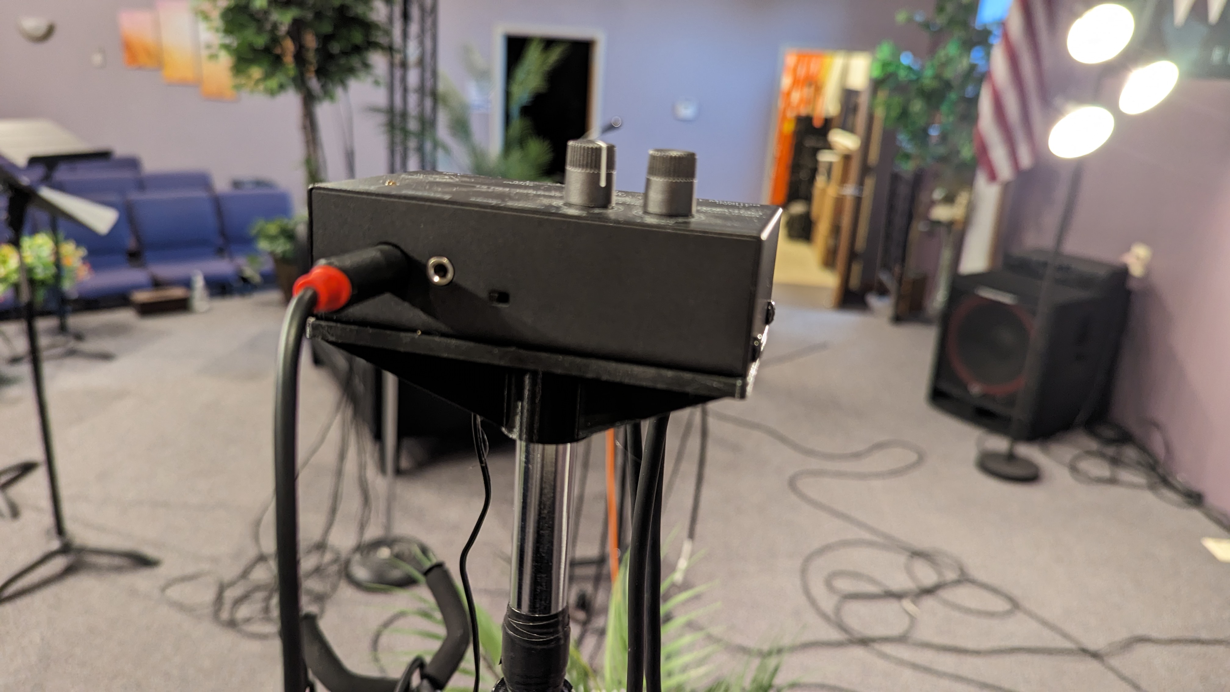 Mic stand mount for Behringer MA400 and Mackie HM-4