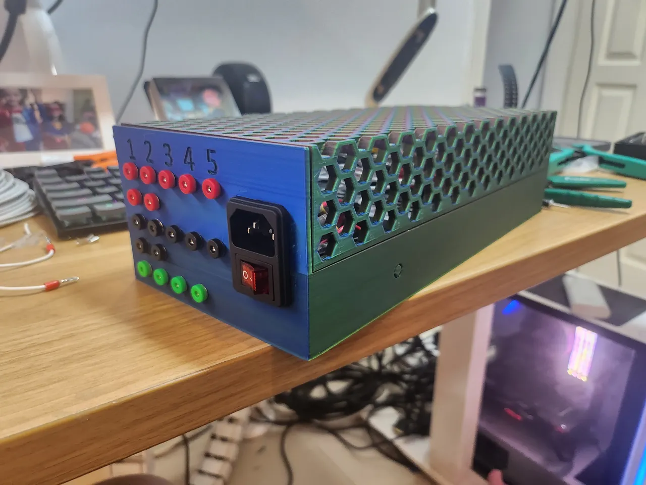 QuinLED Dig Quad LED Controller & Meanwell Power Supply Case