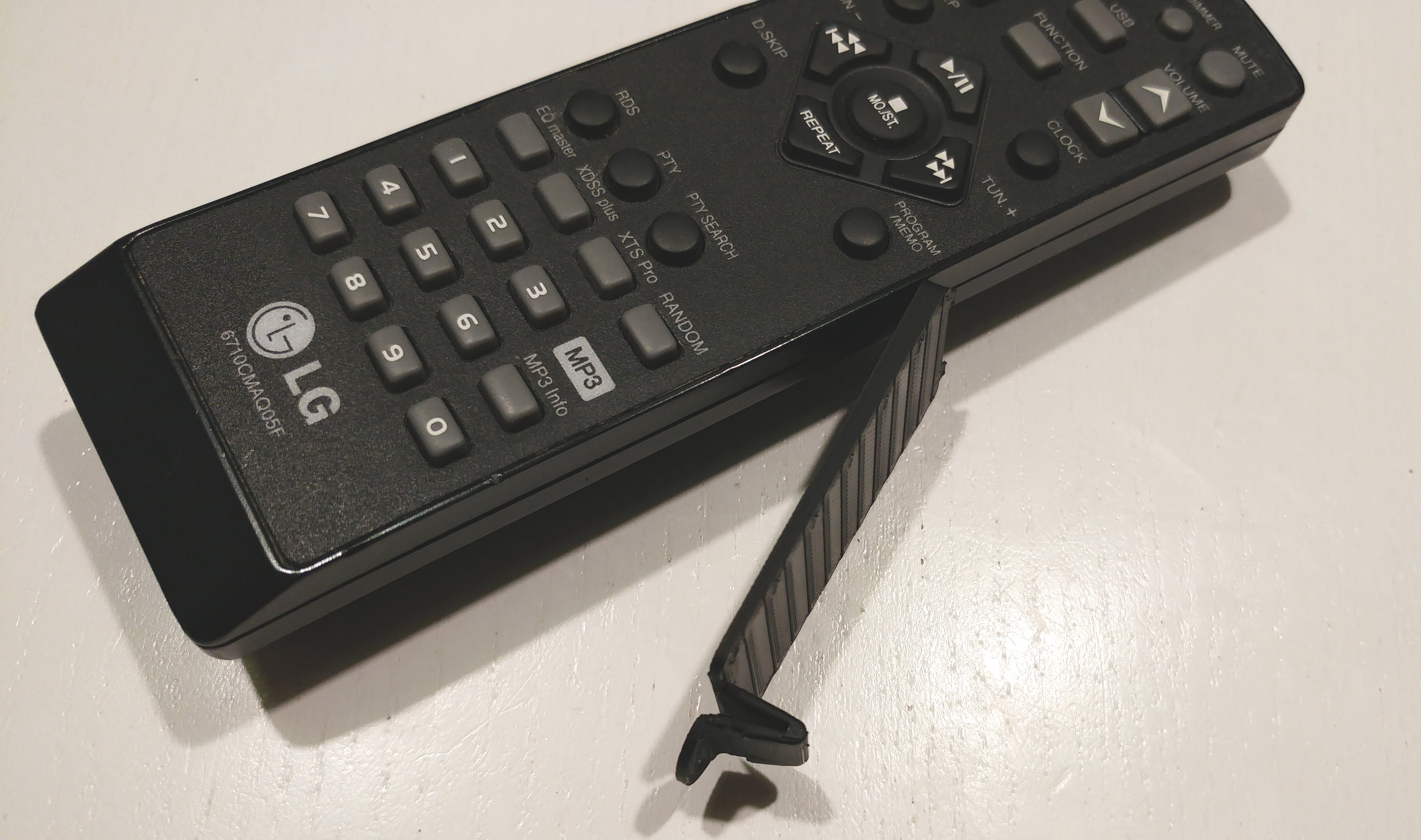 LG 6710CMAQ05F Remote control battery lid