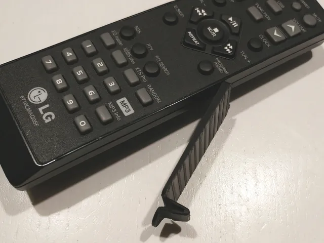 LG 6710CMAQ05F Remote control battery lid