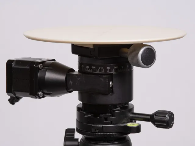 Arca-Swiss compatible (turn-)table for tripod mount