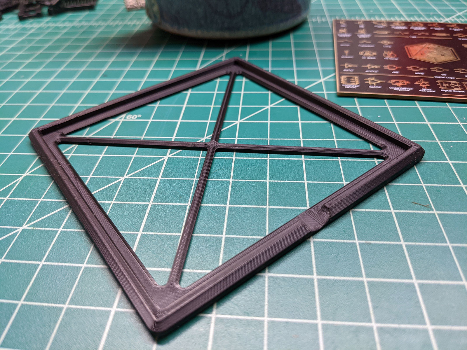 Miniatura 2 do modelo 3D Schematic Symbol Reference Guide PCB Coaster Frame