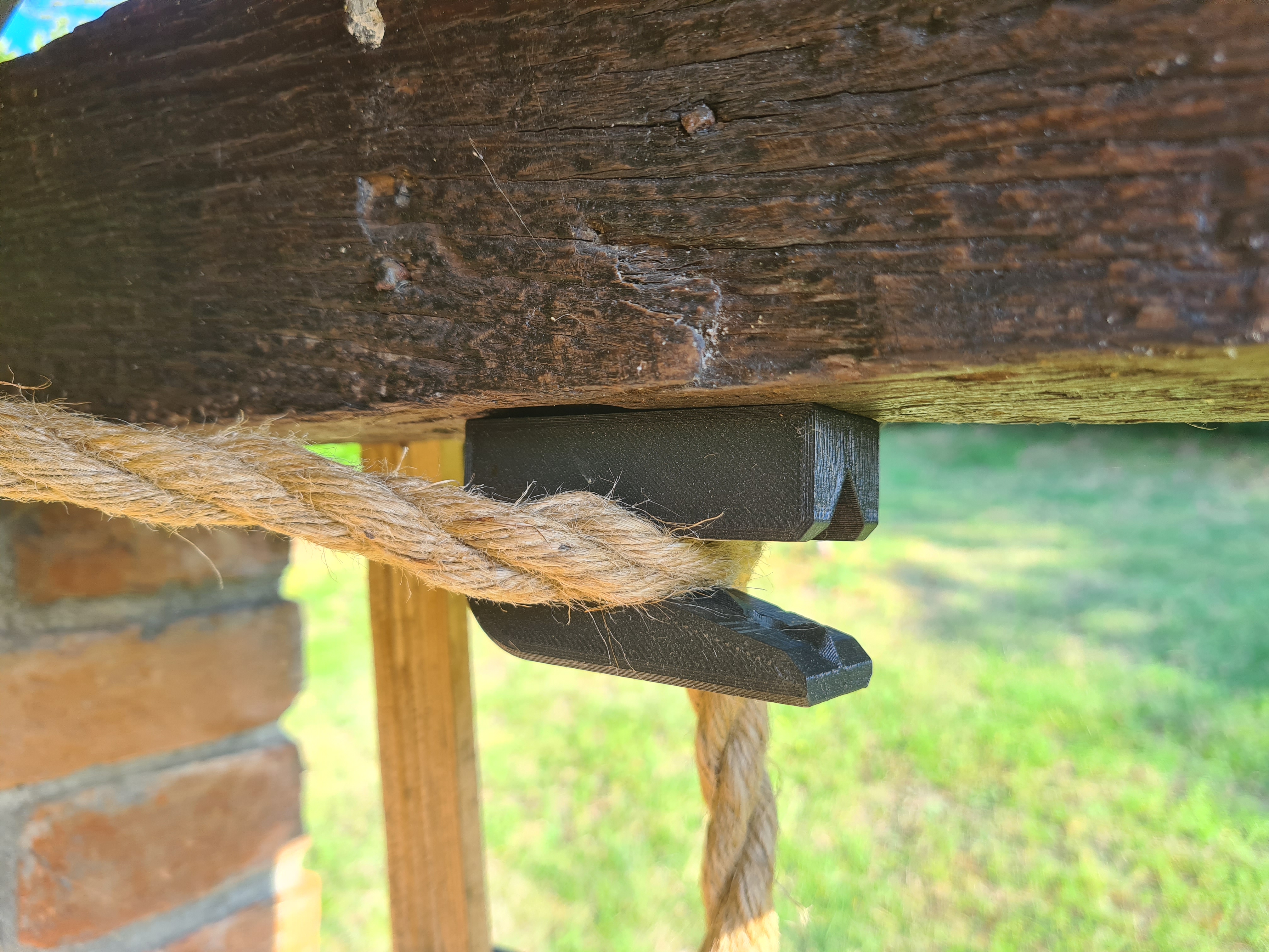 Rope stopper with one hand
