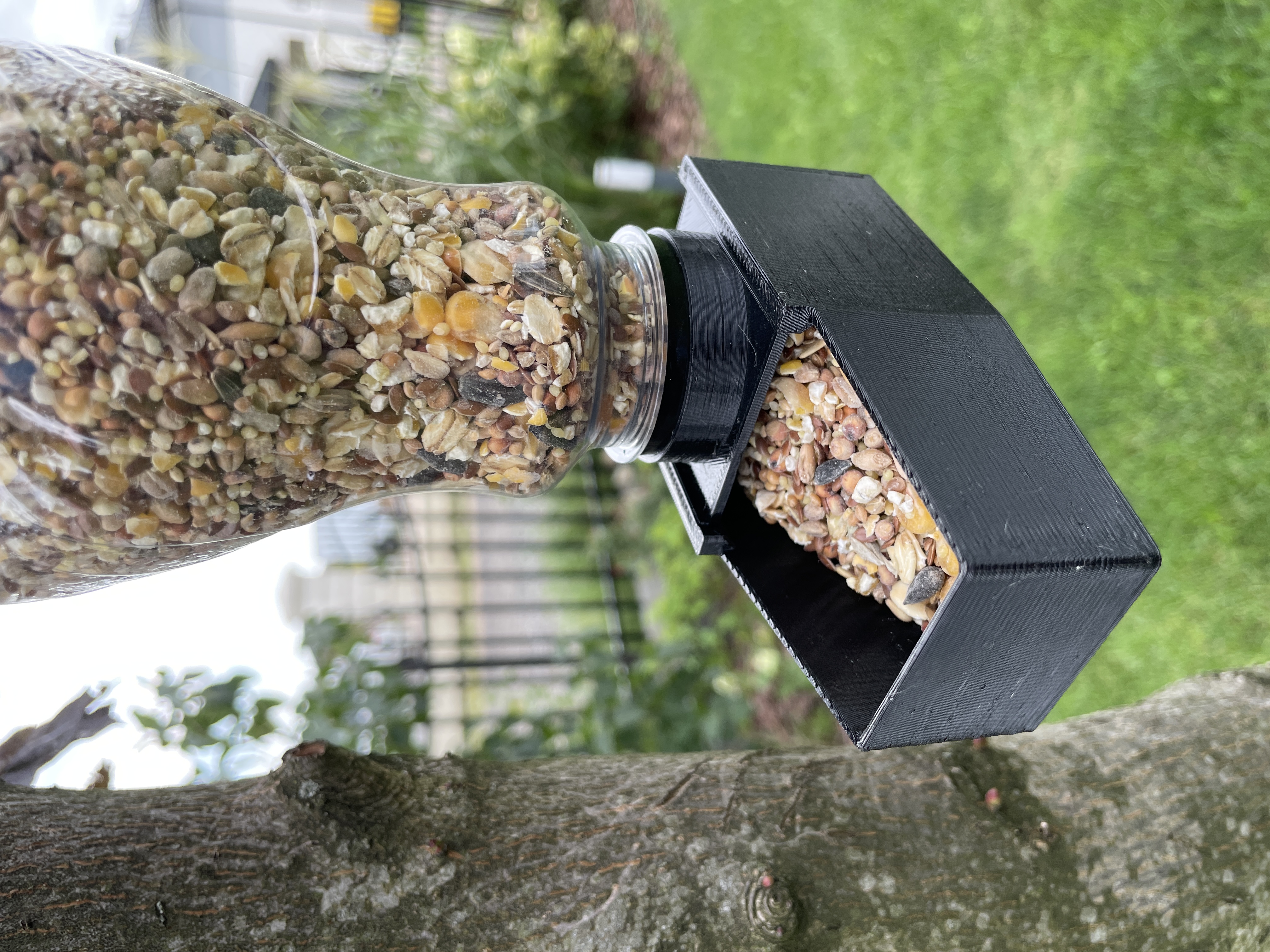 Miniatura 2 do modelo 3D Modular bottle bird feeder multiple threads