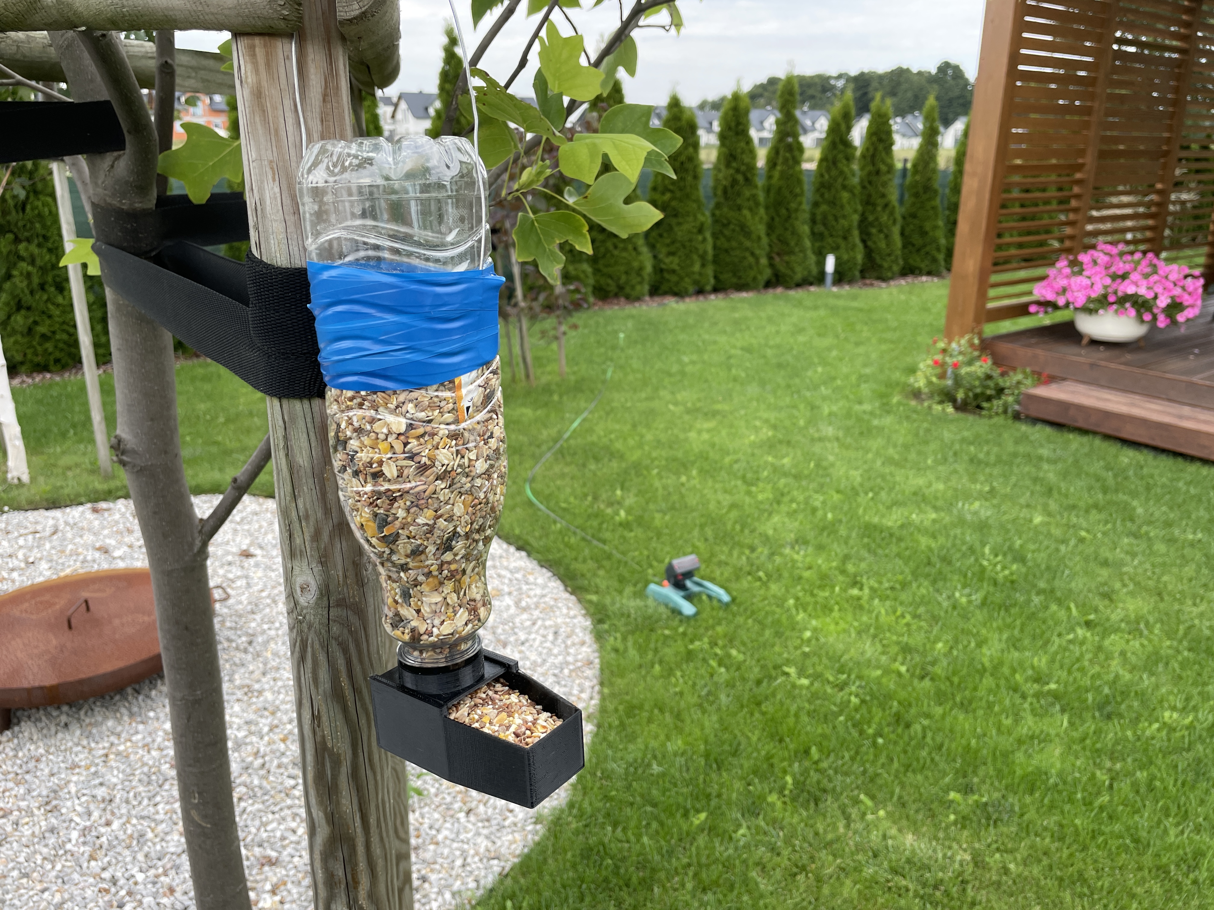 Miniatura 4 do modelo 3D Modular bottle bird feeder multiple threads