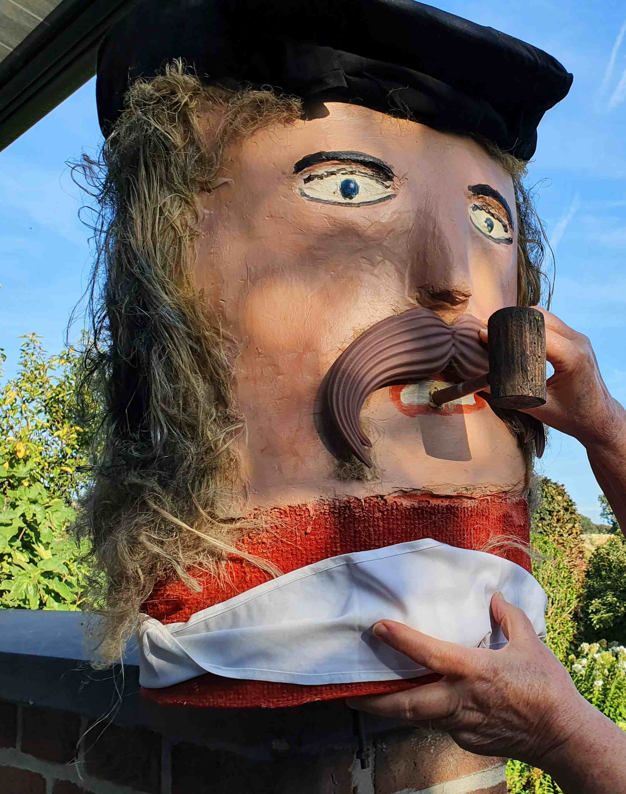 Moustache et sourcils pour le géant de Baulers