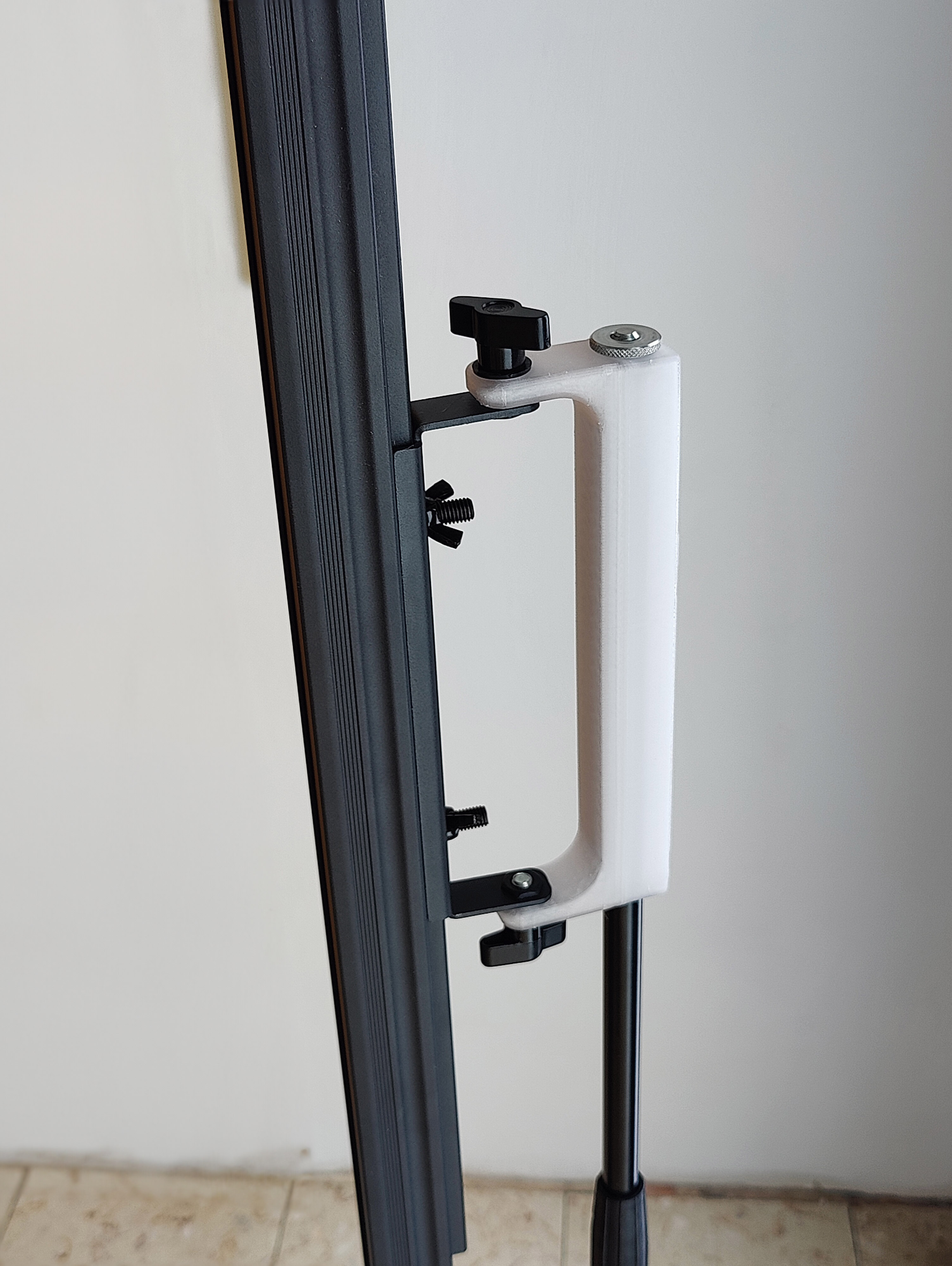Showtec Pixelstrip 40 LED Bar Microphone stand mount