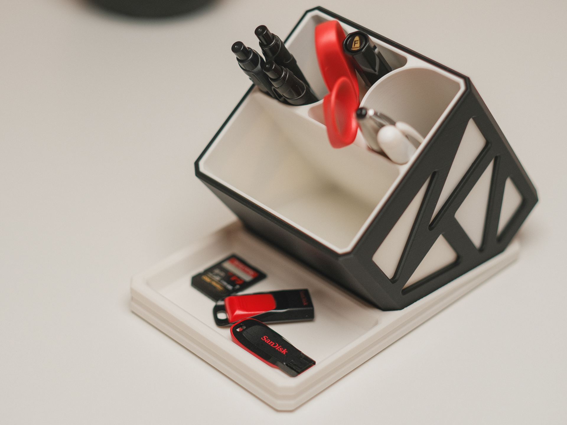 Miniatura 2 do modelo 3D Modular Desk Organiser