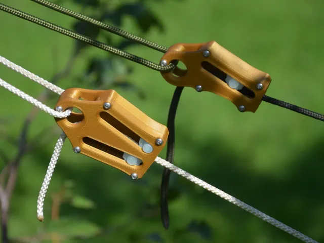 “Automatic” Paracord Rope Tensioner, photo by firstgizmo