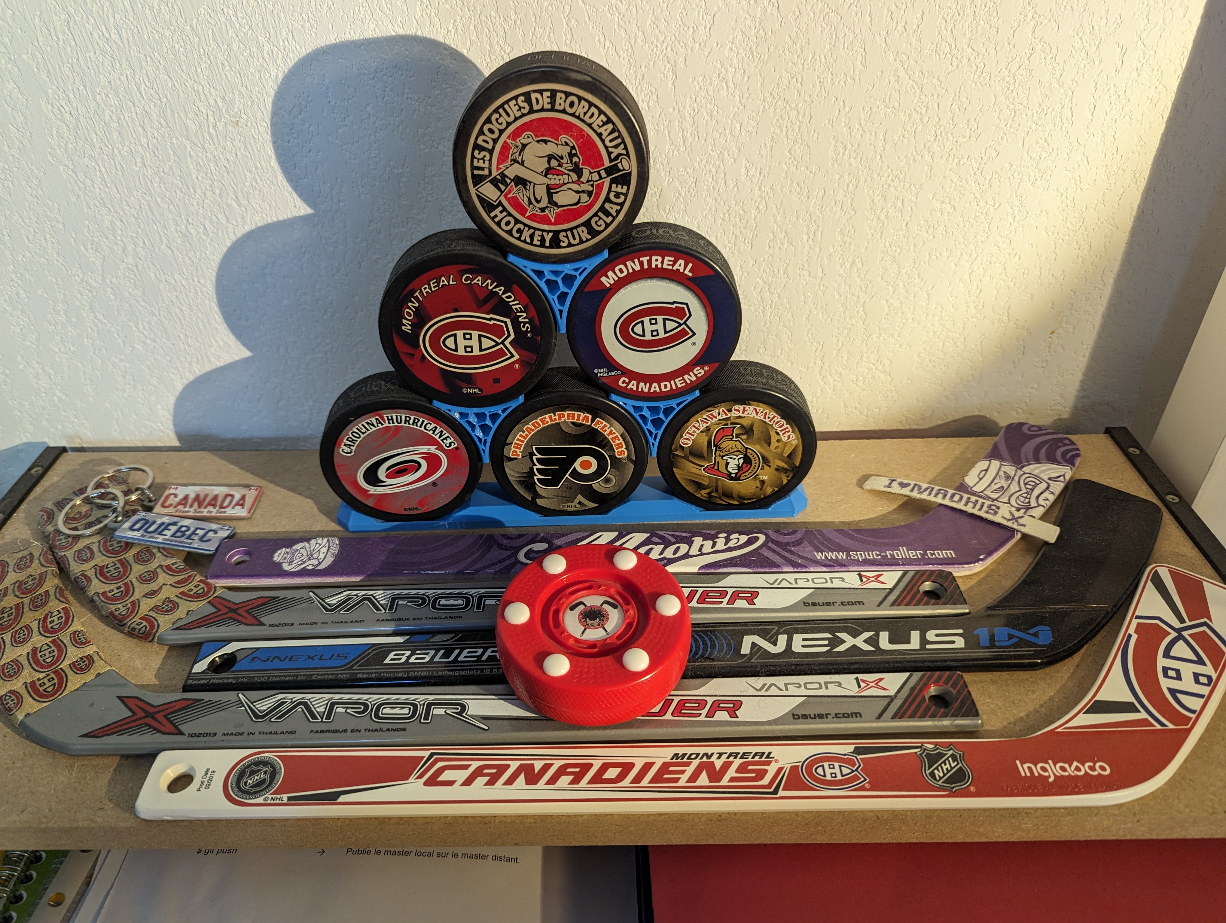Pyramidal 6 hockey puck stand