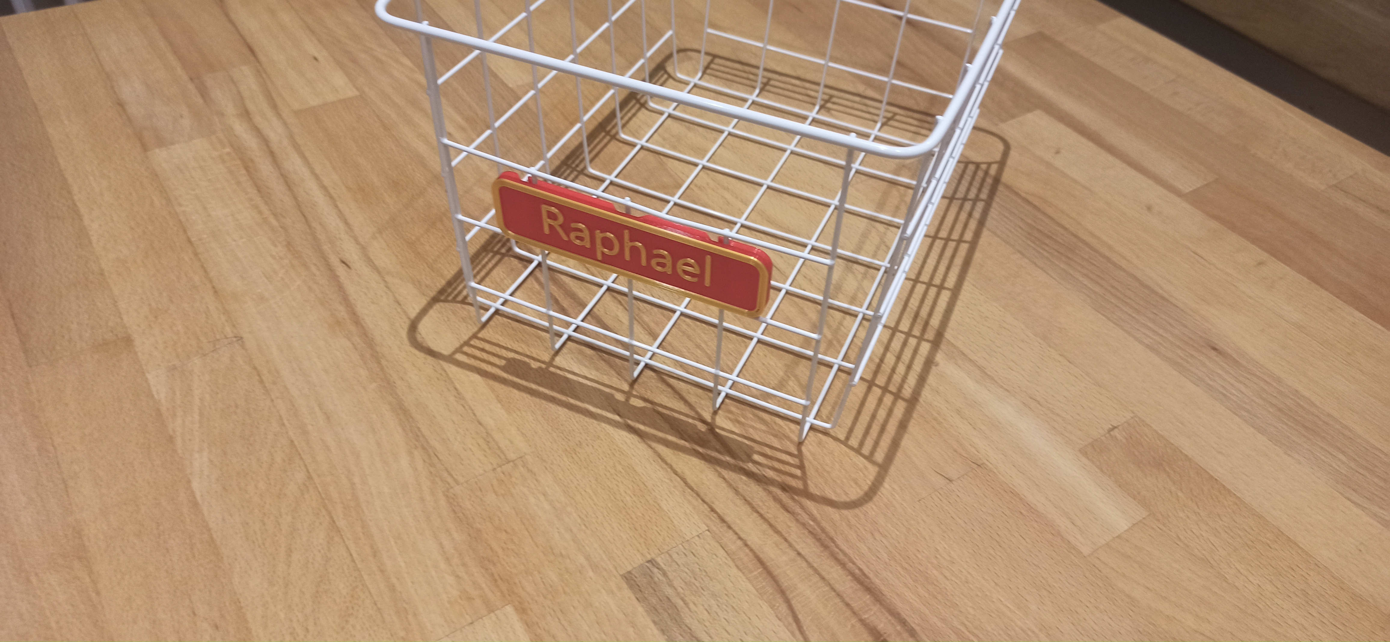 Sign/Name Plate design for wire baskets