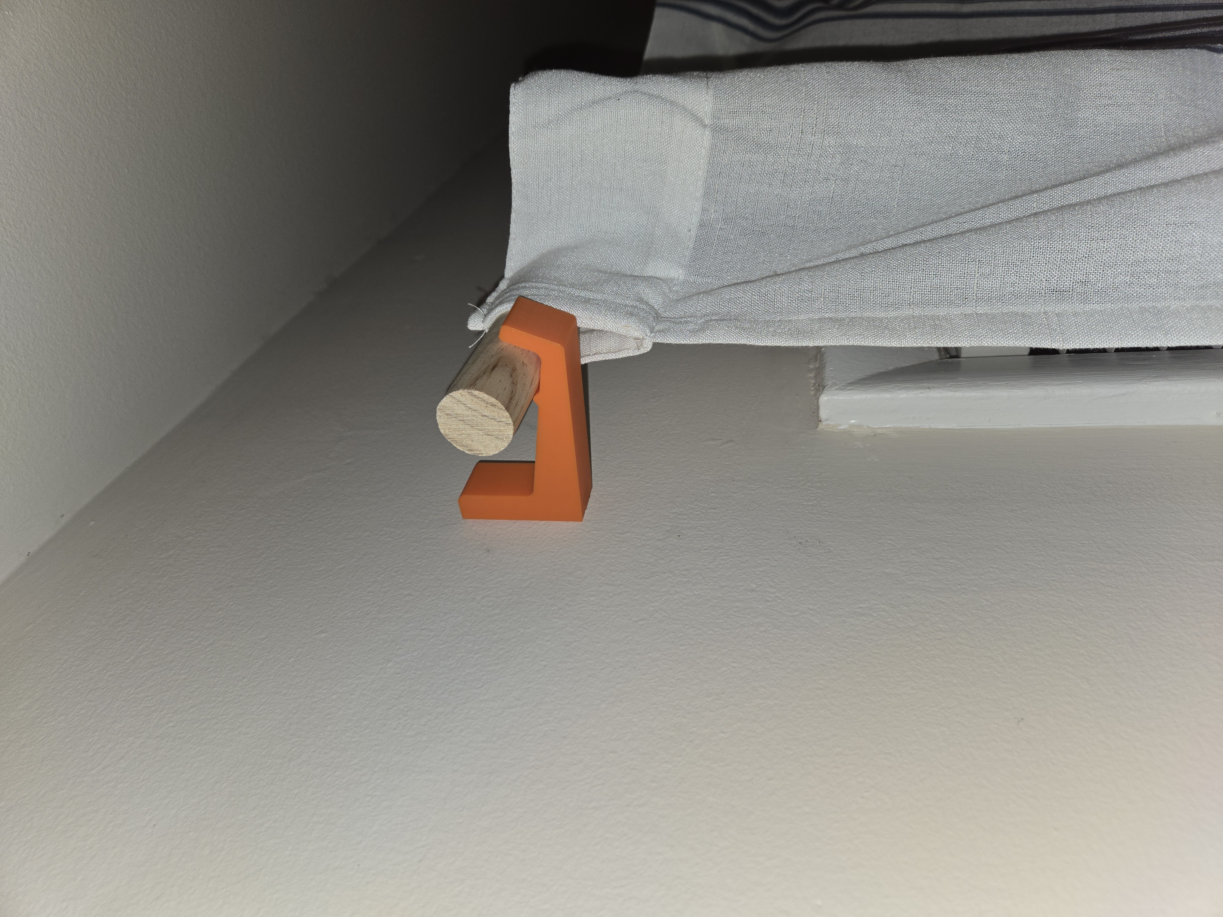 Hidden hardware curtain bracket