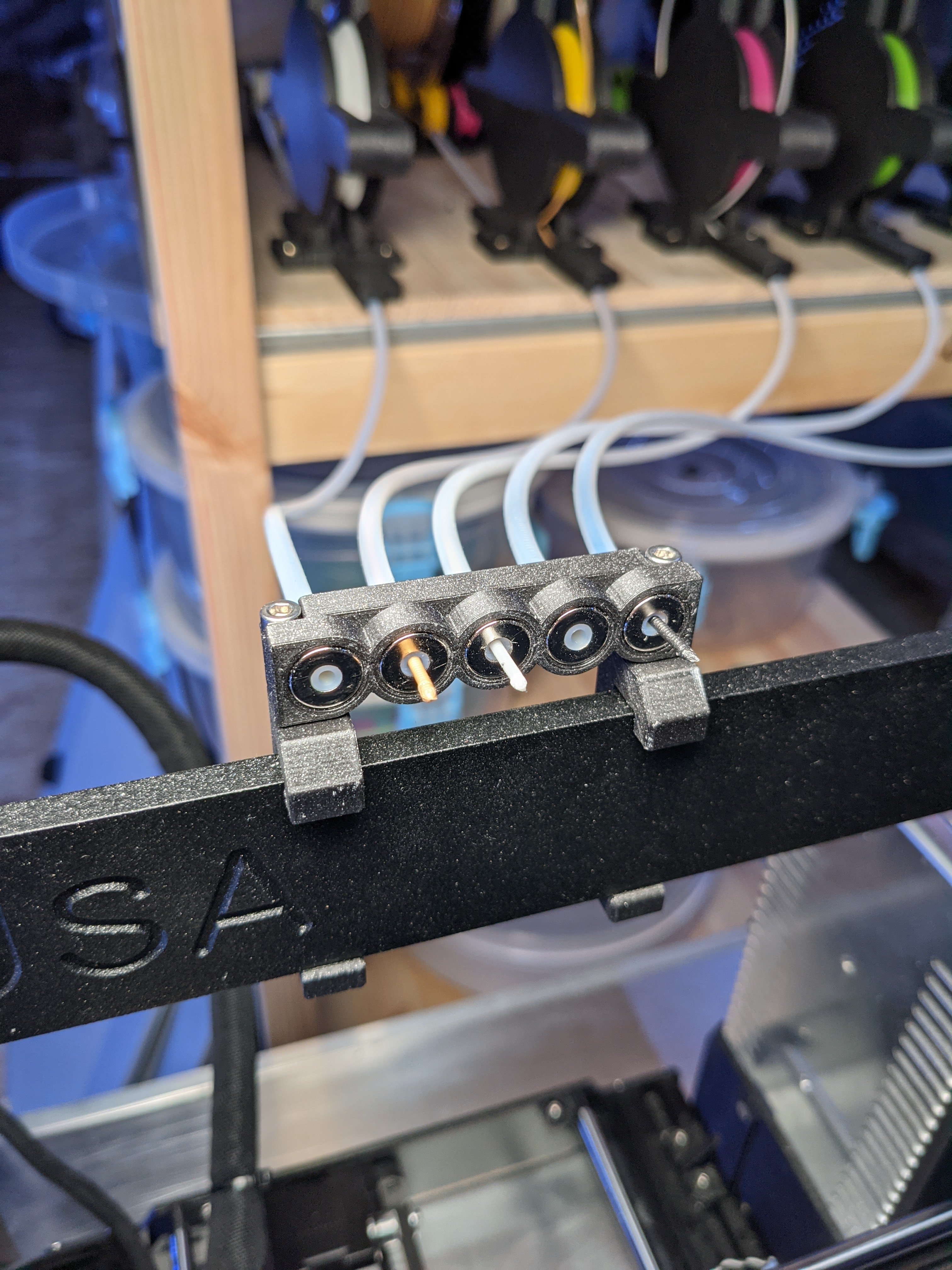 Filament guide with magnets