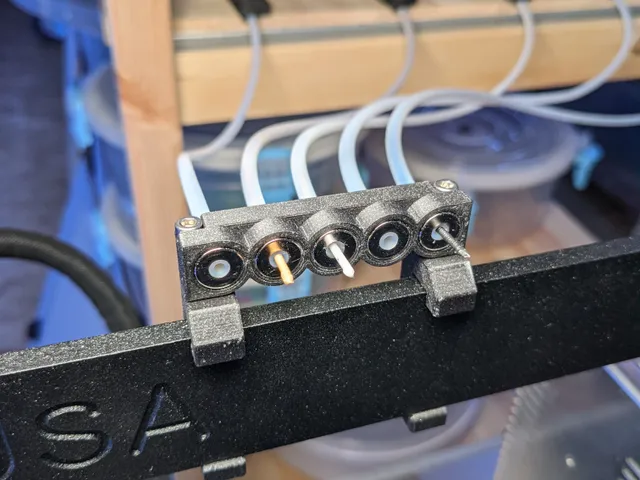 Filament guide with magnets