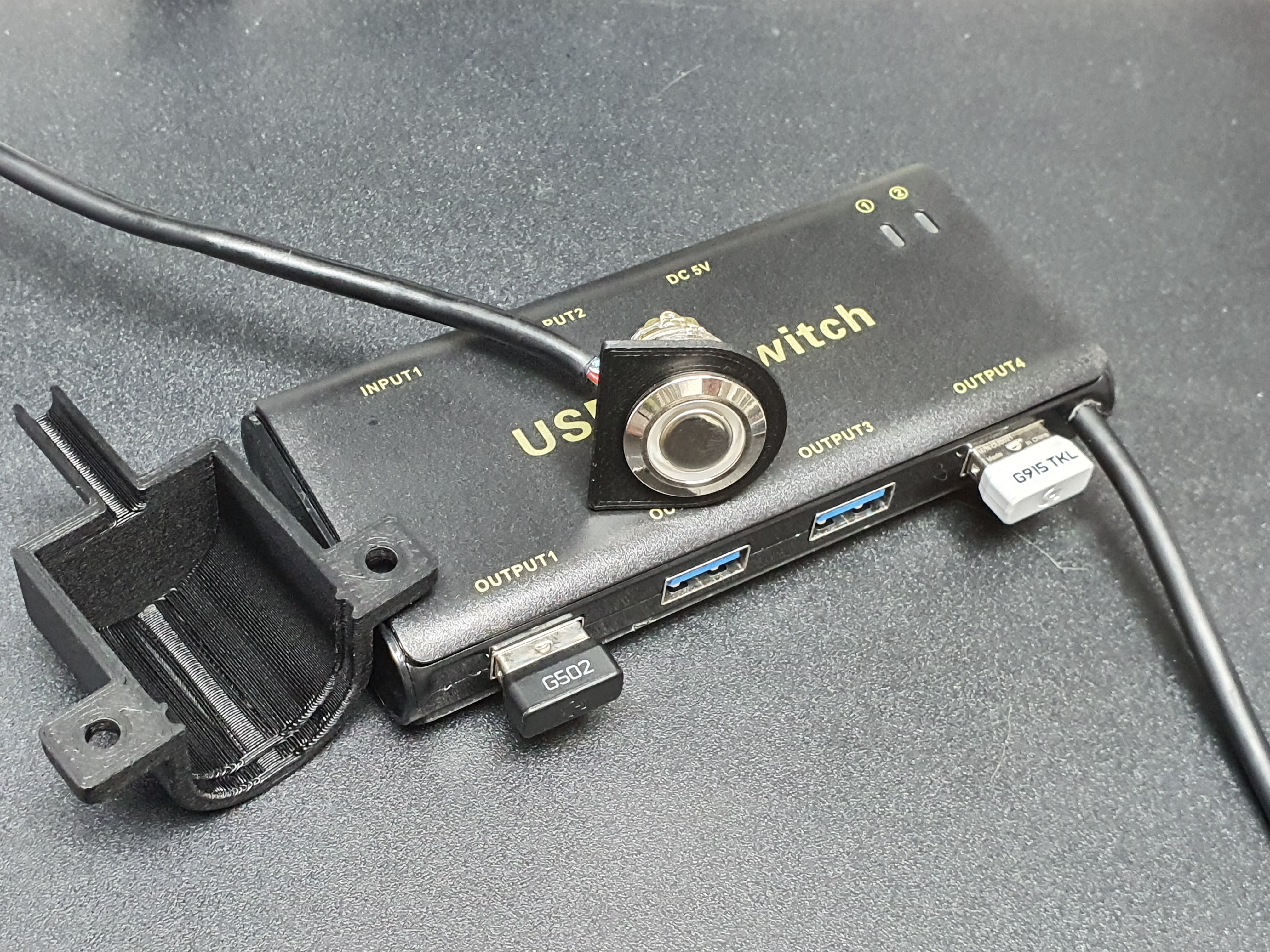 Miniatura 2 do modelo 3D Under Desk Push Button Mount